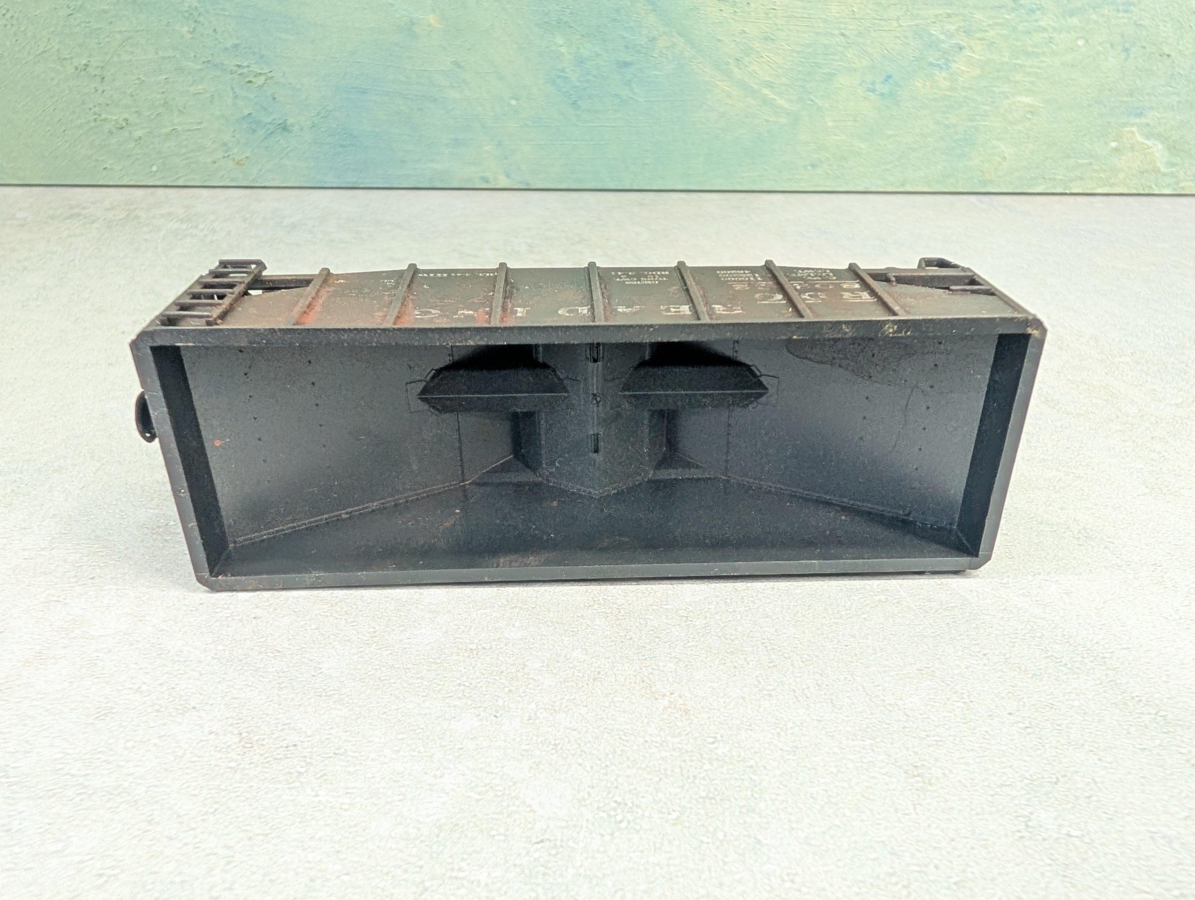 USED Stewart Hobbies HO Scale 2 Bay Open Hopper Reading RDG #80262 Weathered