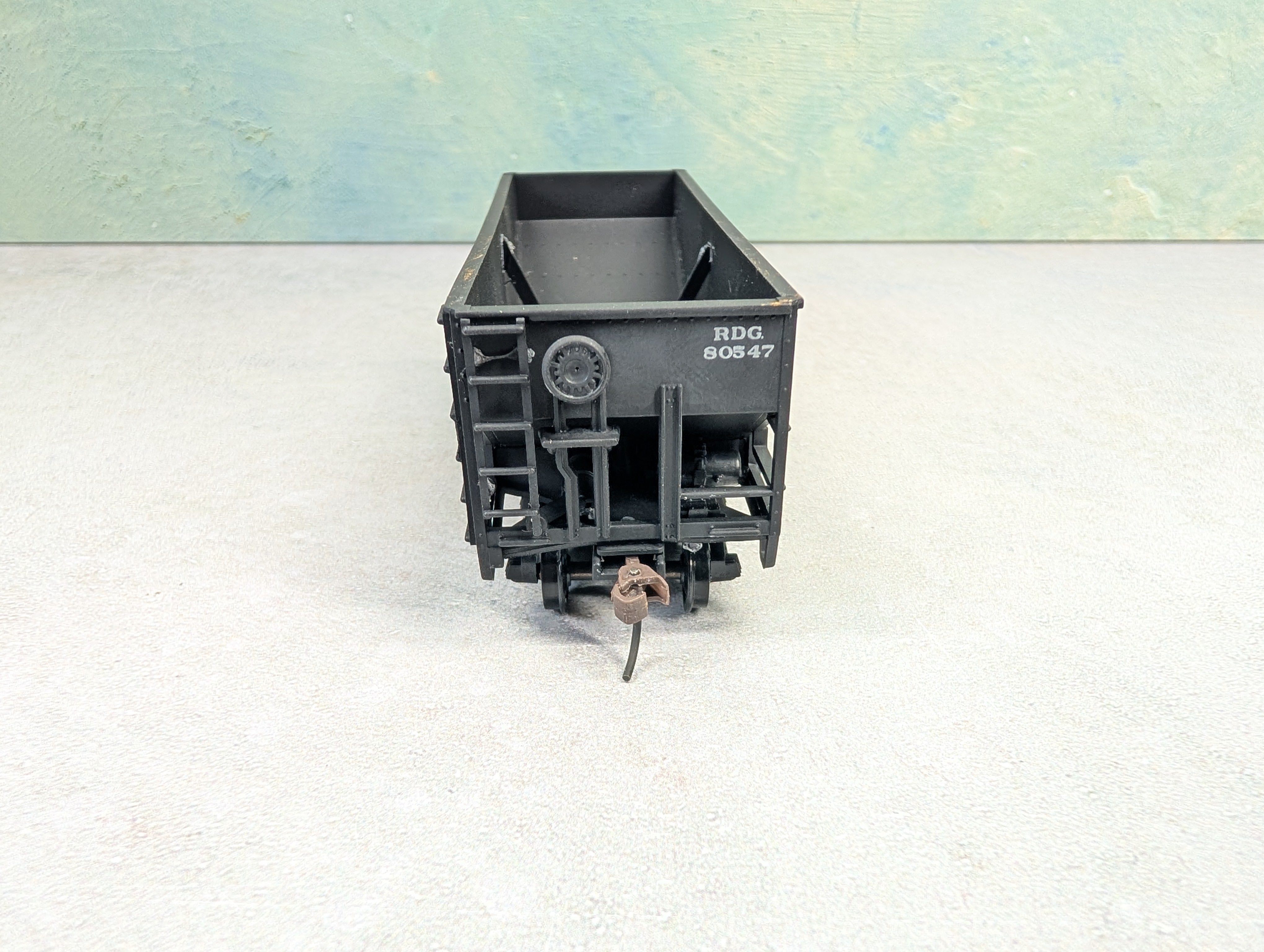 USED Stewart Hobbies HO Scale 2 Bay Open Hopper Reading RDG #80547 Weathered