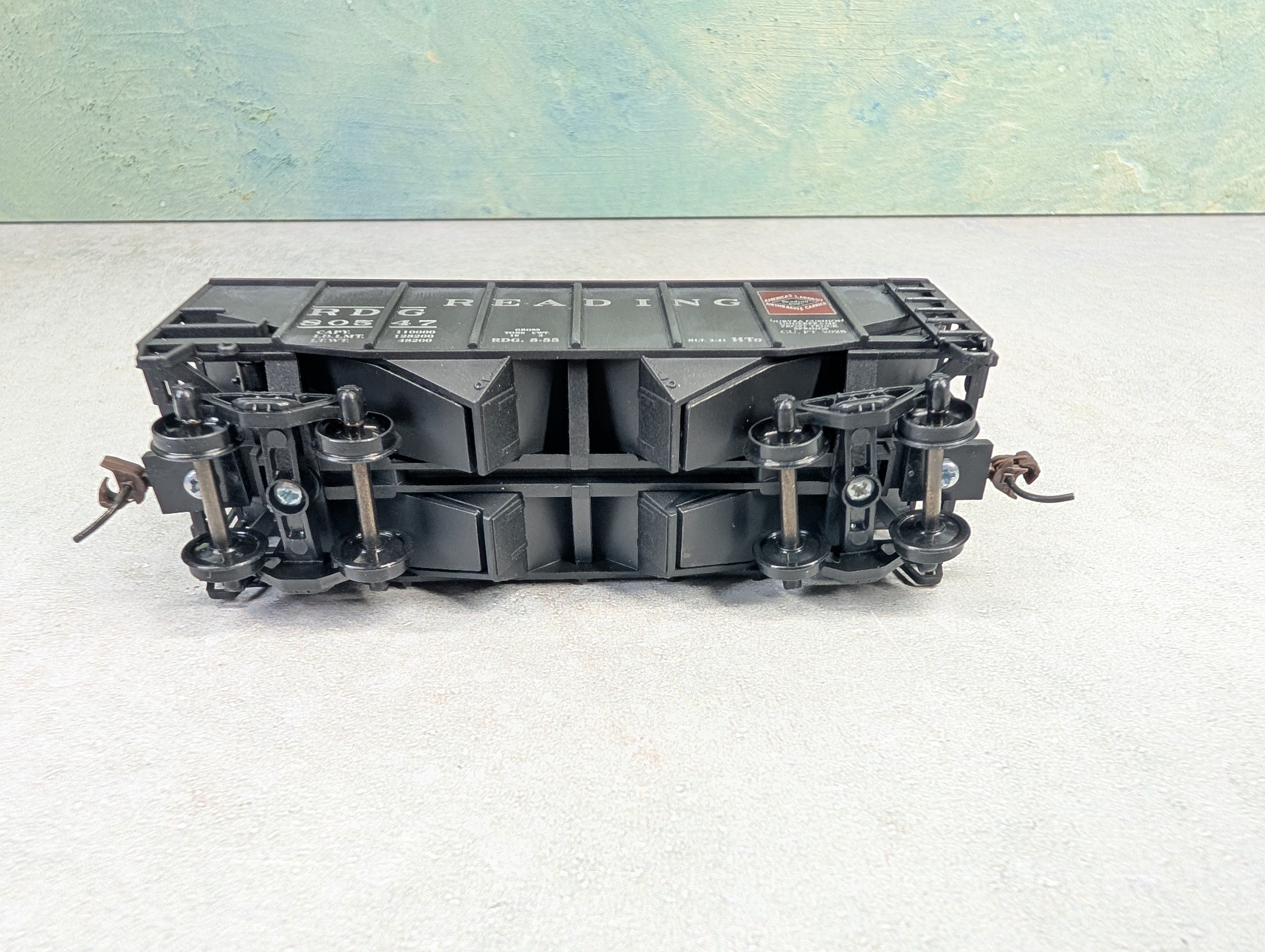 USED Stewart Hobbies HO Scale 2 Bay Open Hopper Reading RDG #80547 Weathered