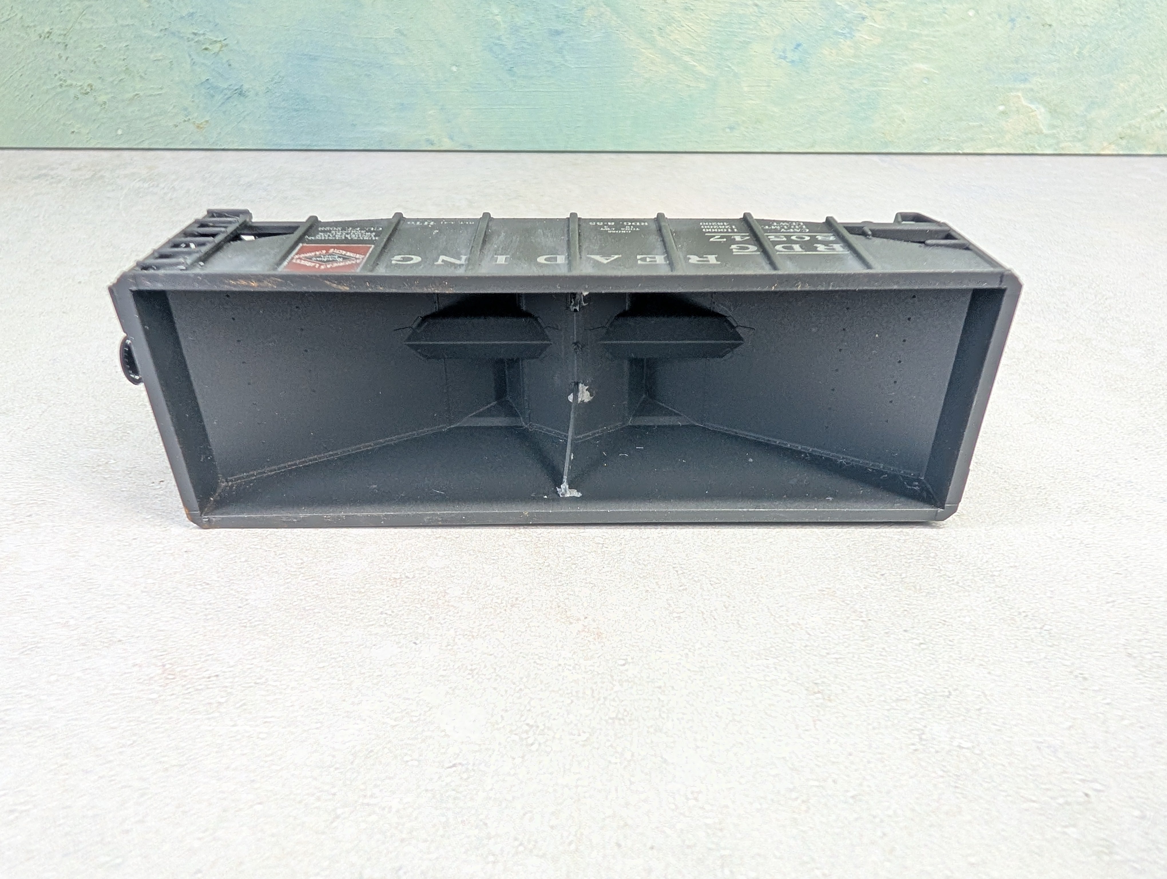 USED Stewart Hobbies HO Scale 2 Bay Open Hopper Reading RDG #80547 Weathered