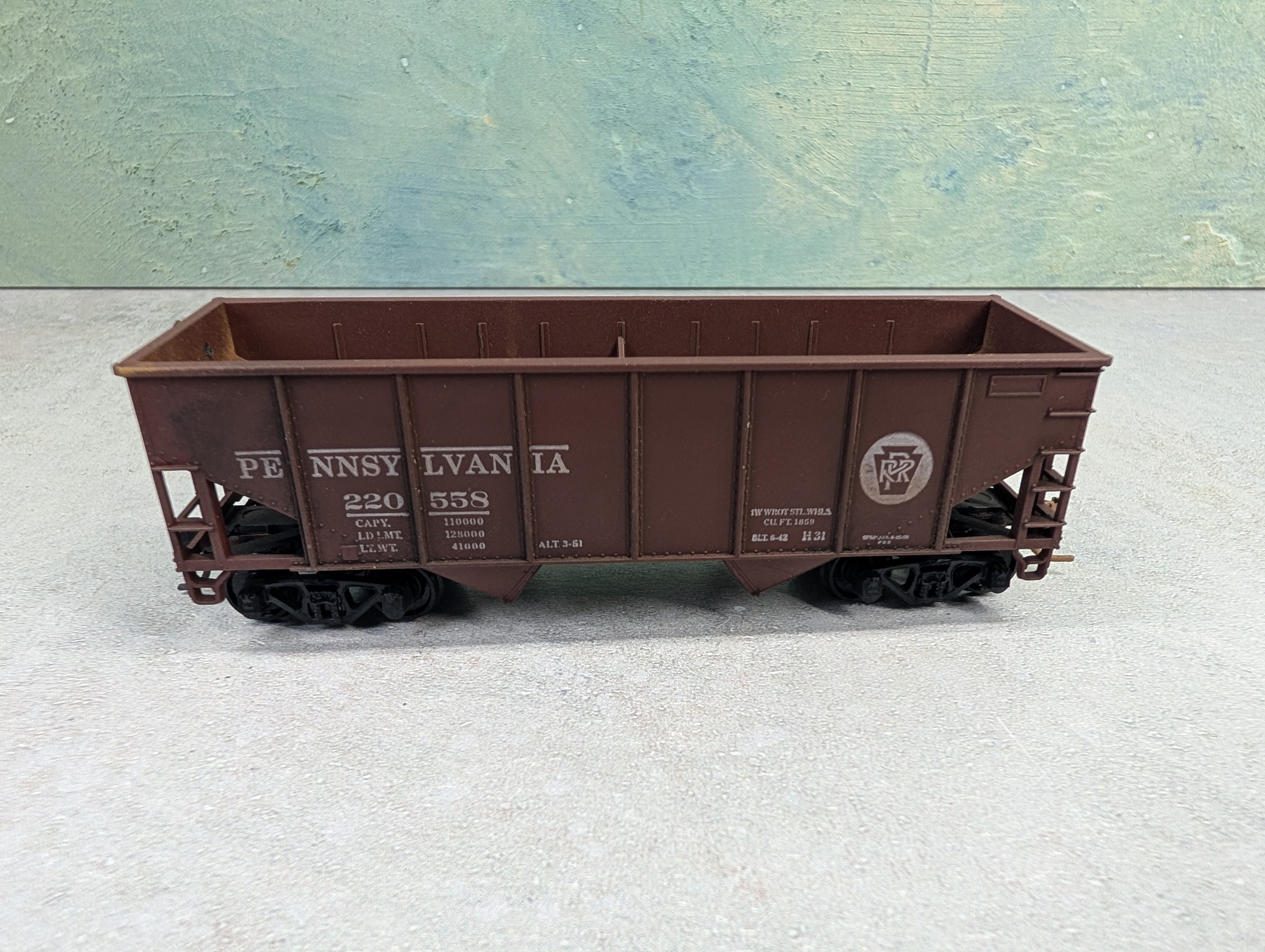USED Athearn HO Scale 2 Bay Open Hopper Pennsylvania PRR #220558 Weathered