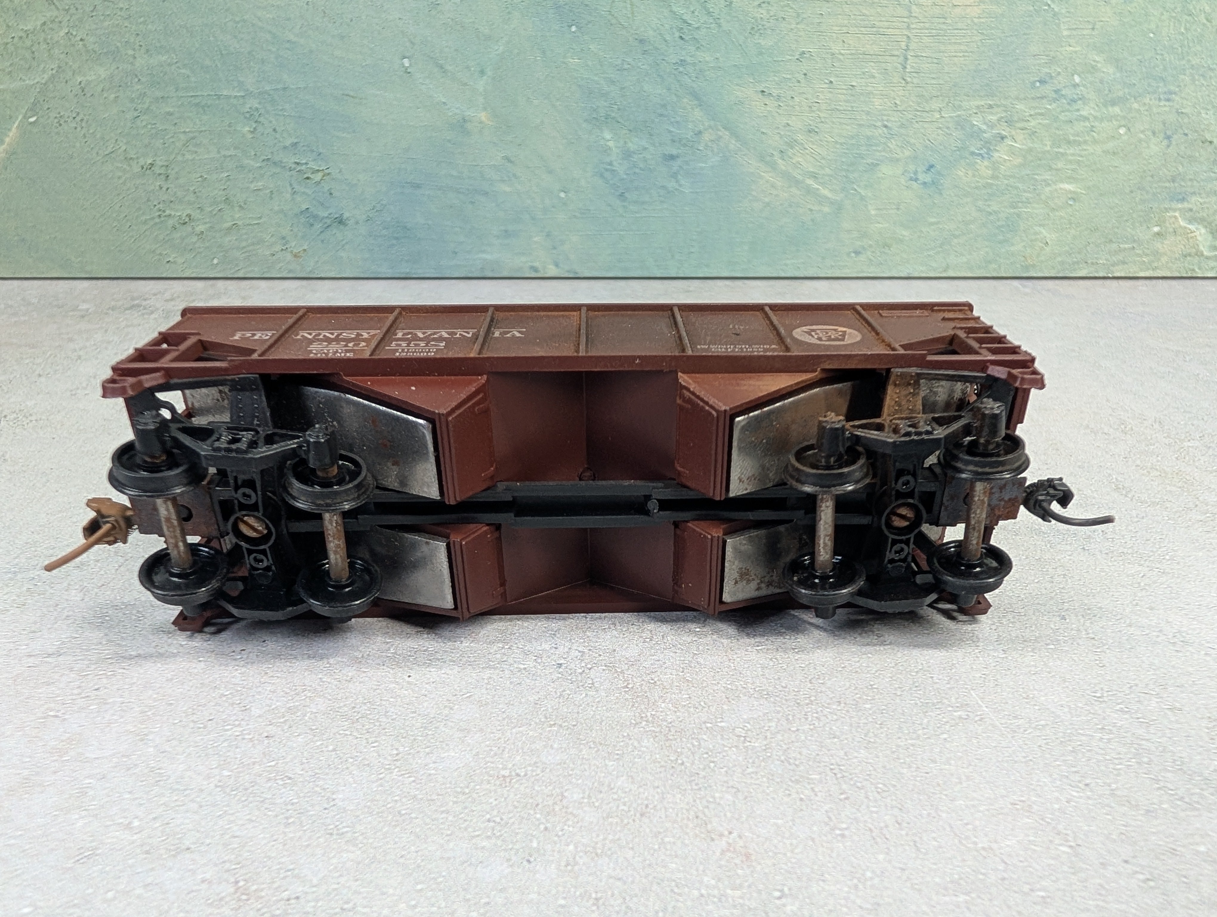 USED Athearn HO Scale 2 Bay Open Hopper Pennsylvania PRR #220558 Weathered