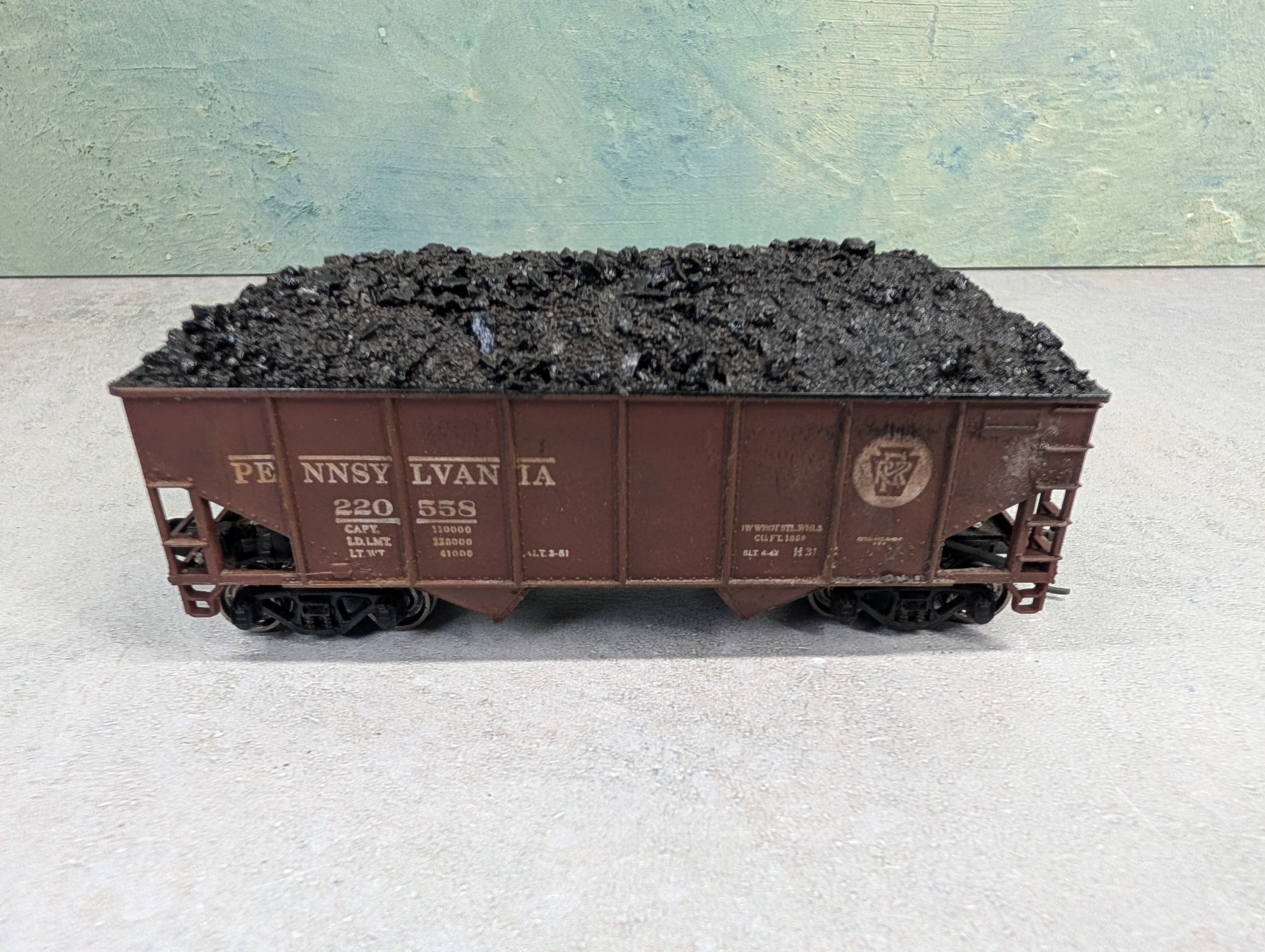 USED Athearn HO Scale 2 Bay Open Hopper Pennsylvania PRR #220558 Weathered w/ Coal Load