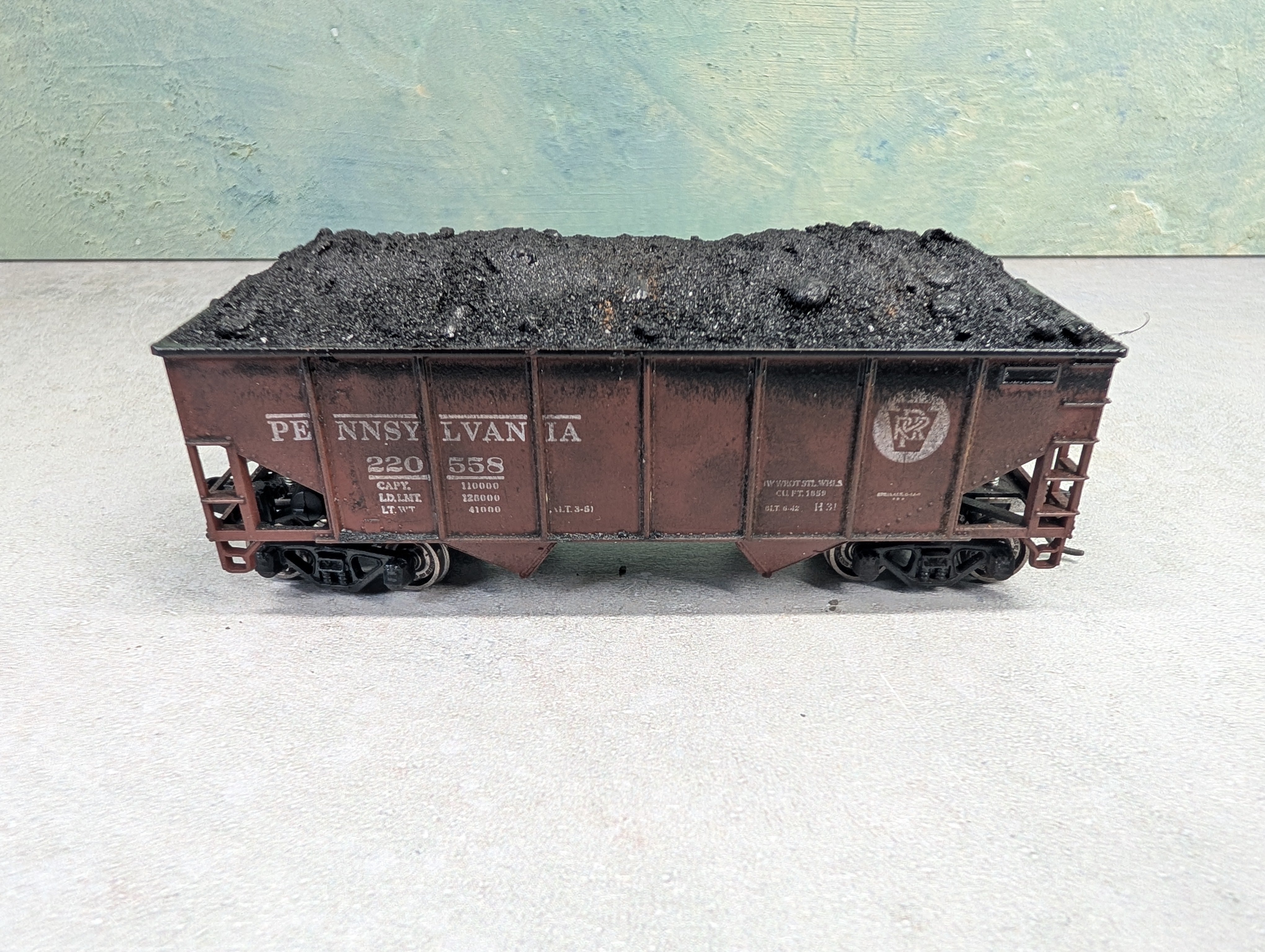 USED Athearn HO Scale 2 Bay Open Hopper Pennsylvania PRR #220558 Weathered w/ Coal Load