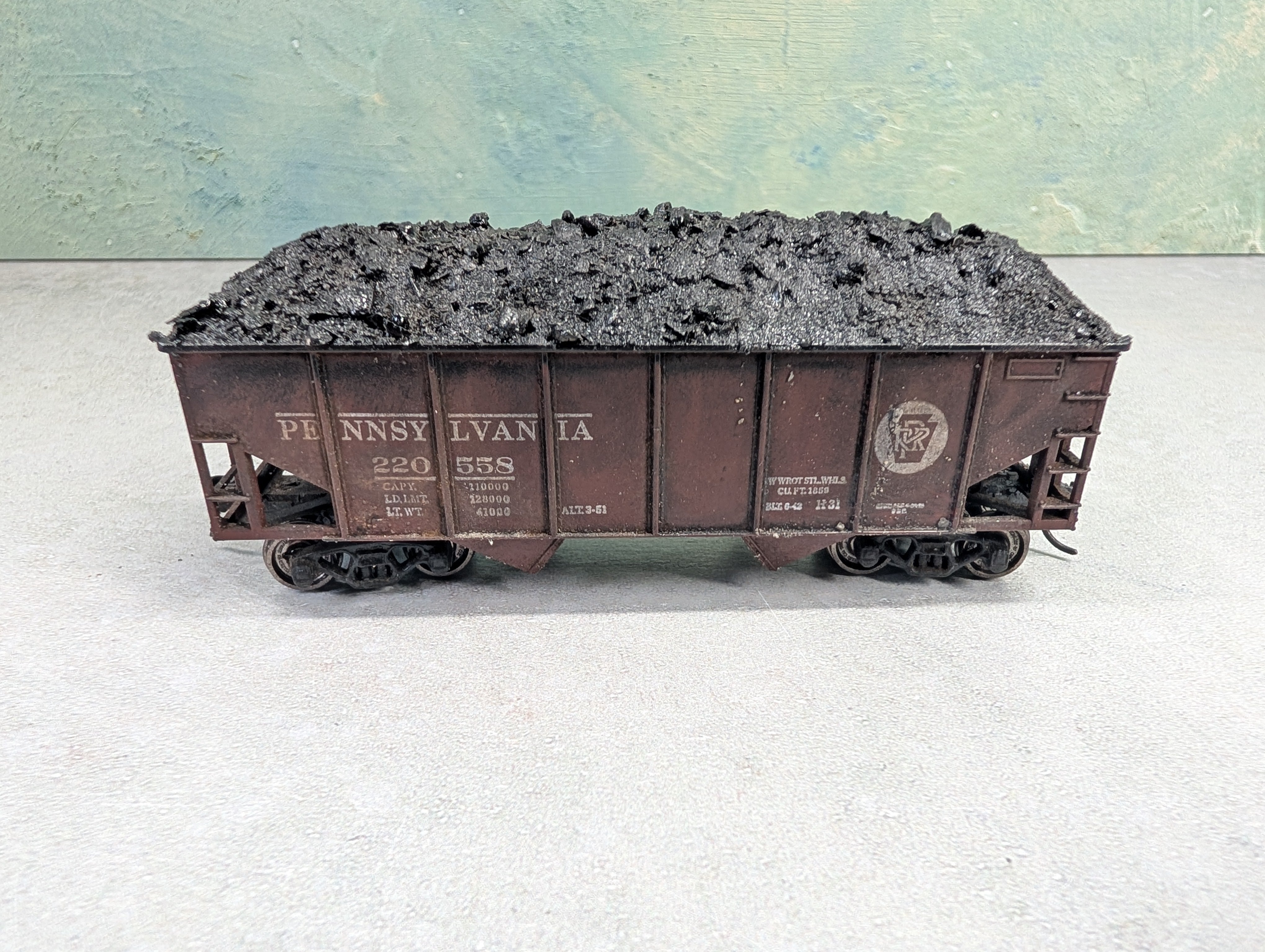 USED Athearn HO Scale 2 Bay Open Hopper Pennsylvania PRR #220558 Weathered w/ Coal Load