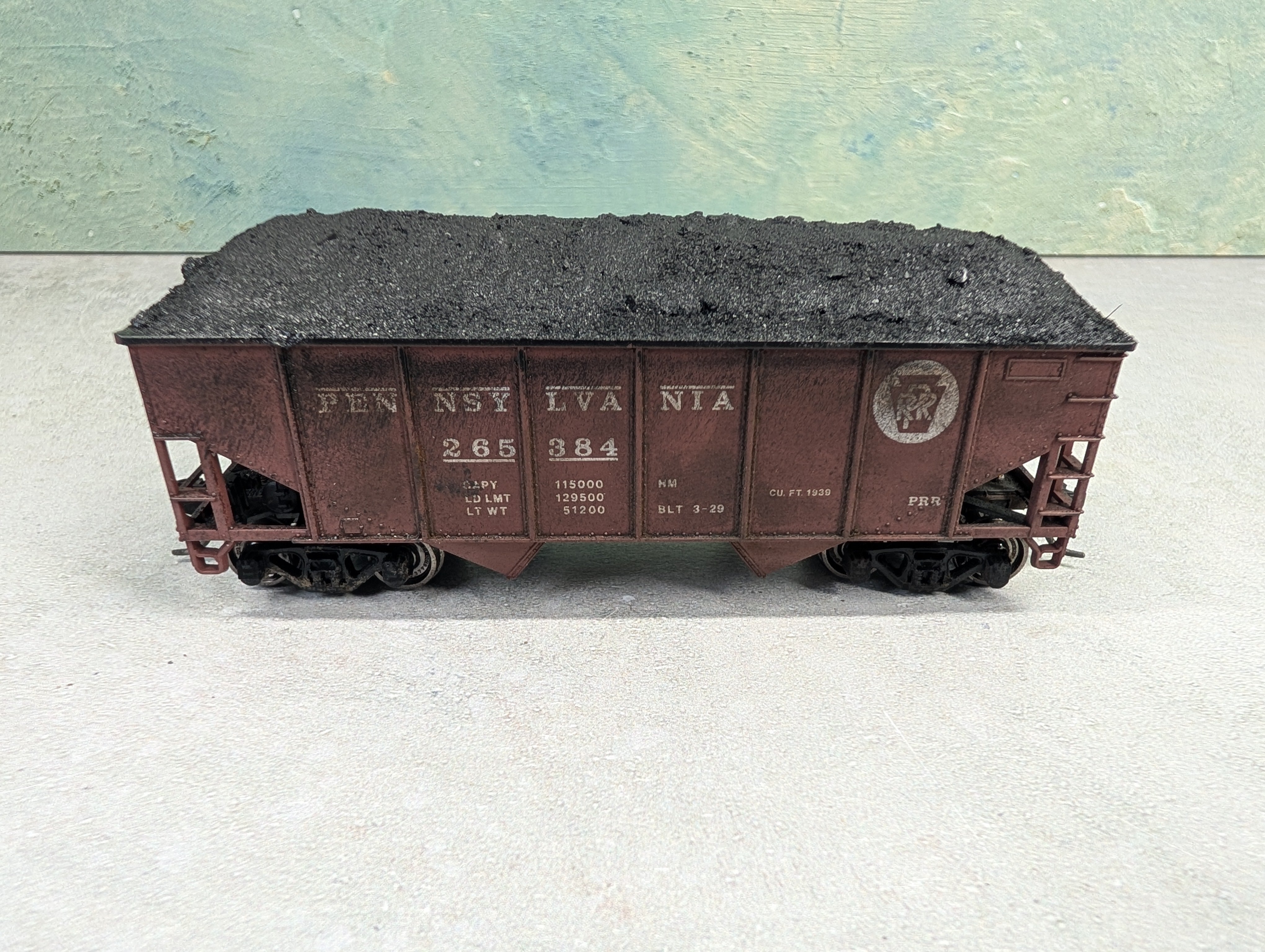 USED Athearn HO Scale 2 Bay Open Hopper Pennsylvania PRR #265384 Weathered w/ Coal Load