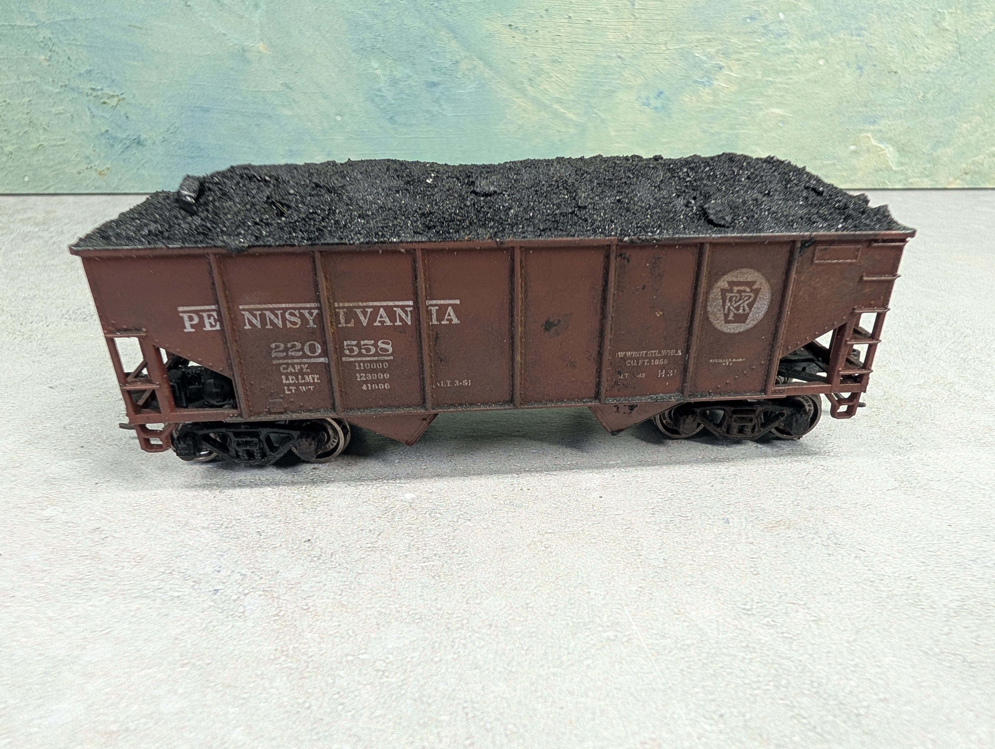 USED Athearn HO Scale 2 Bay Open Hopper Pennsylvania PRR #220558 Weathered w/ Coal Load