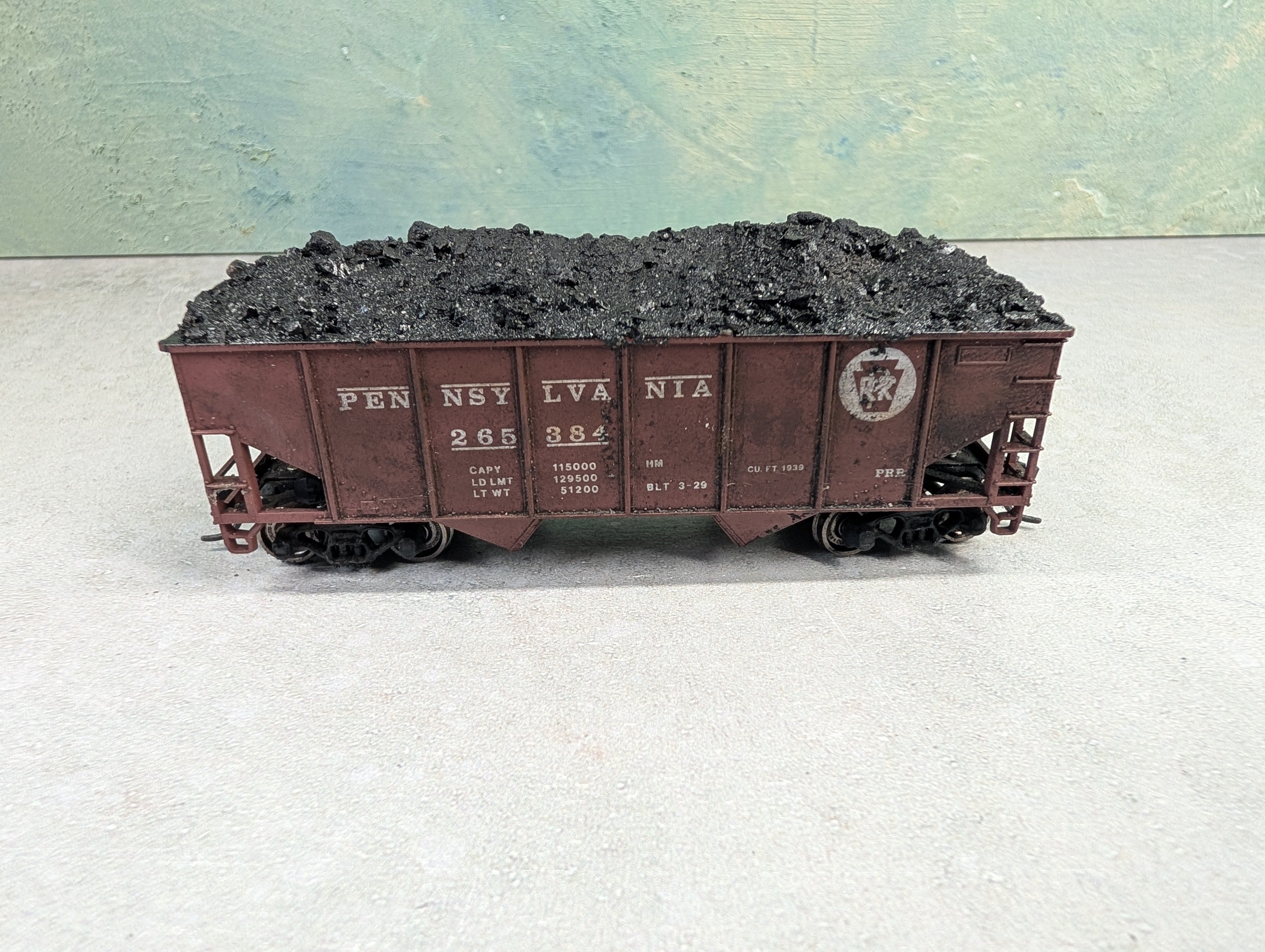 USED Athearn HO Scale 2 Bay Open Hopper Pennsylvania PRR #265384 Weathered w/ Coal Load