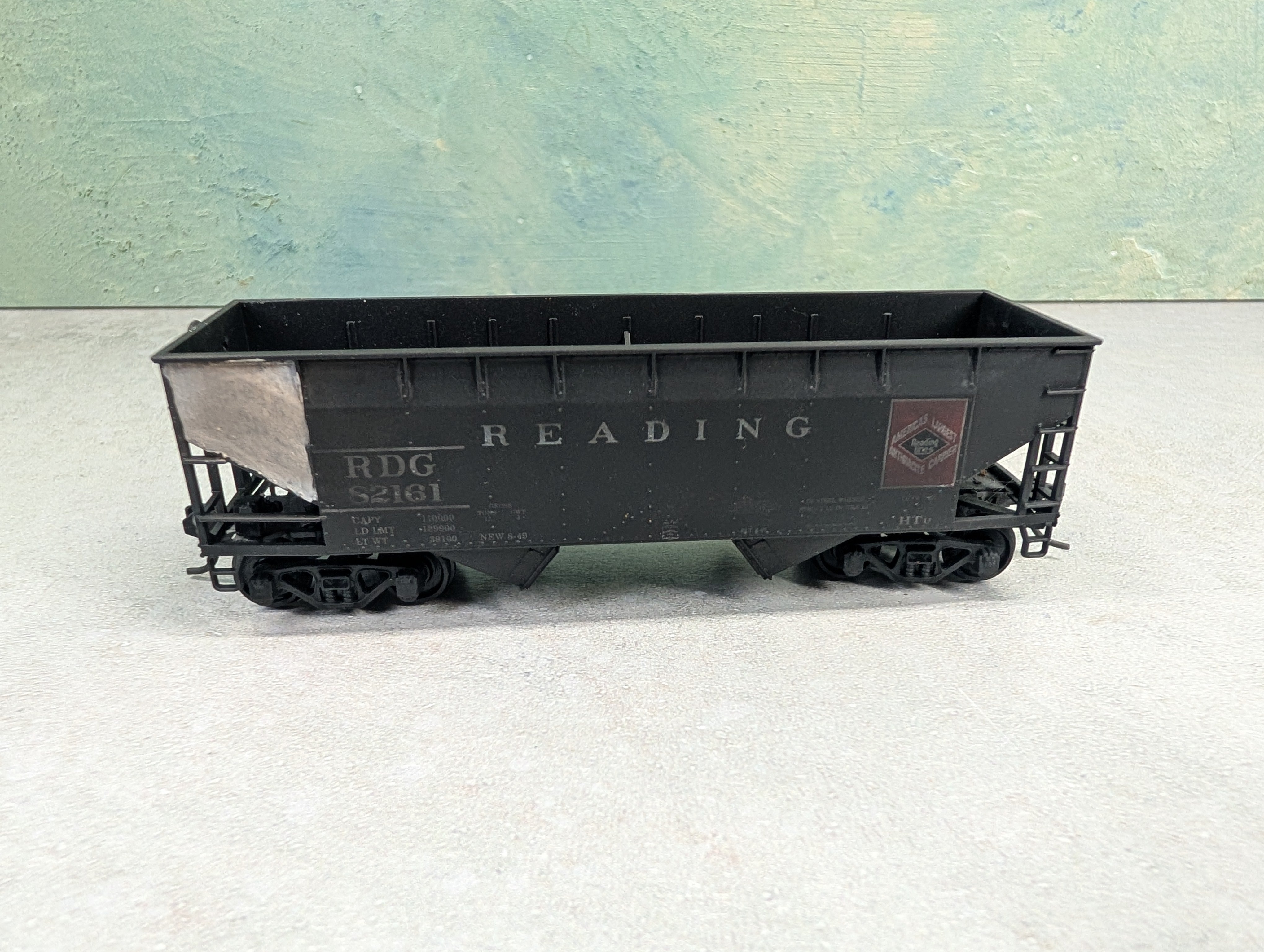 USED Athearn HO Scale 2 Bay Open Hopper Reading RDG #82161 Weathered