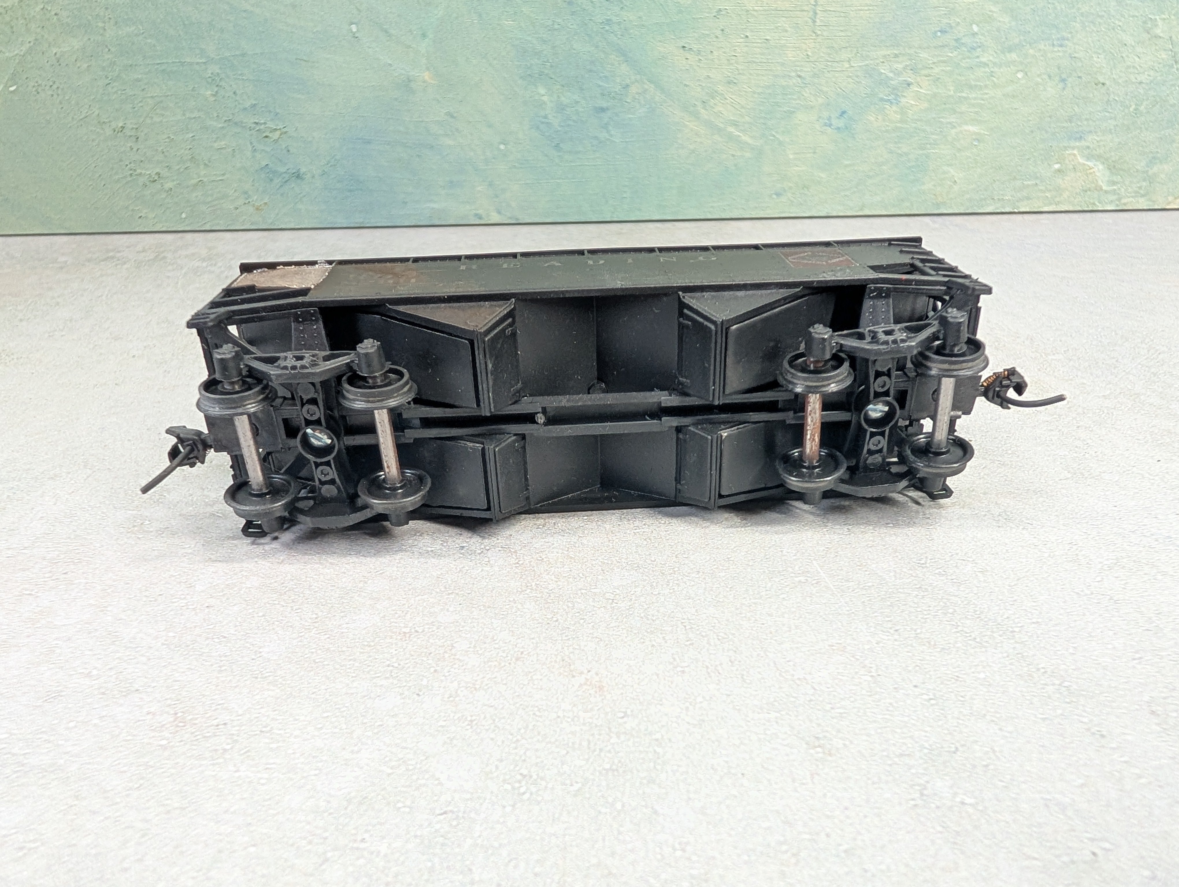 USED Athearn HO Scale 2 Bay Open Hopper Reading RDG #82161 Weathered