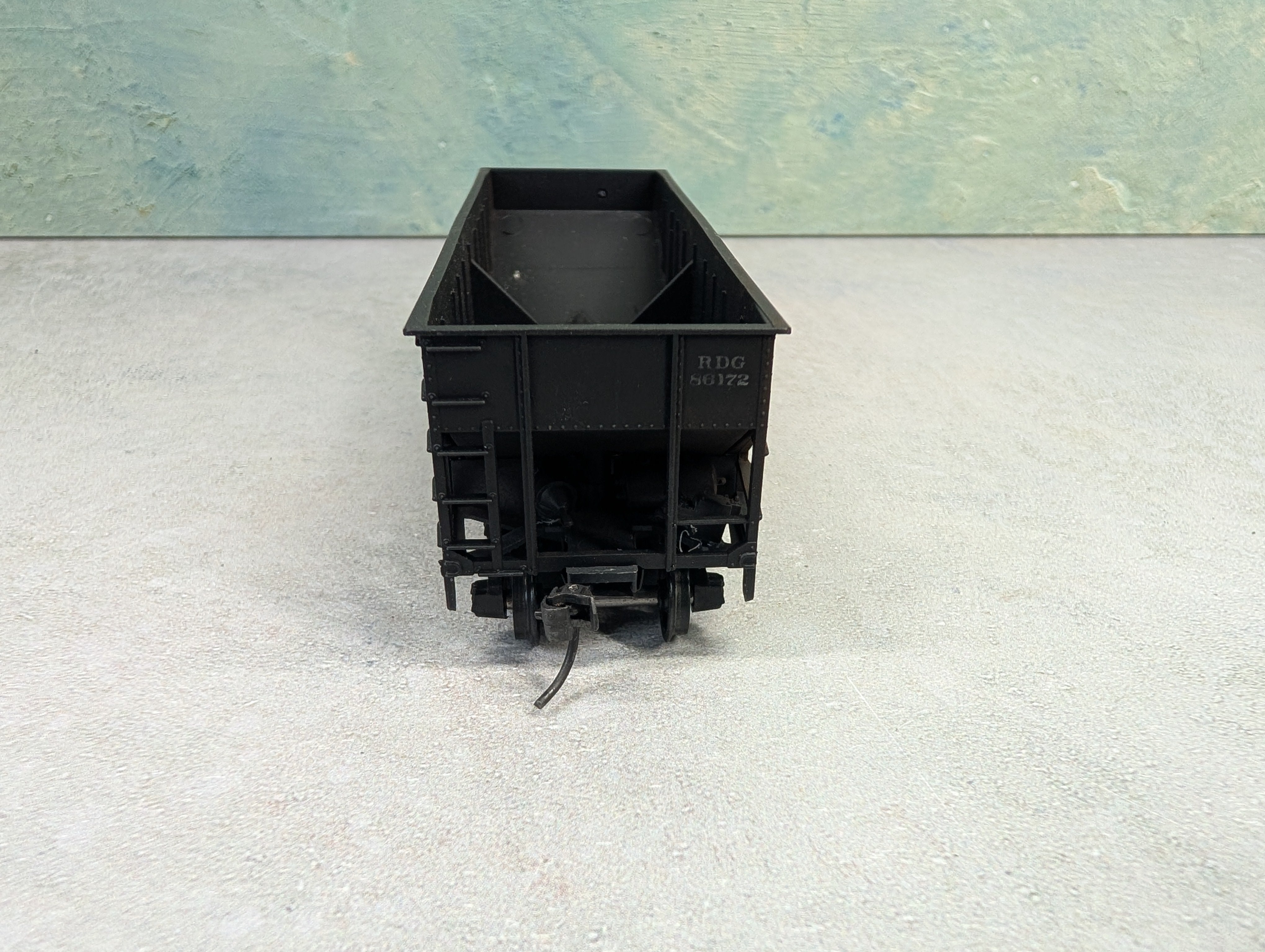 USED Athearn HO Scale 2 Bay Open Hopper Reading RDG #86172 Weathered