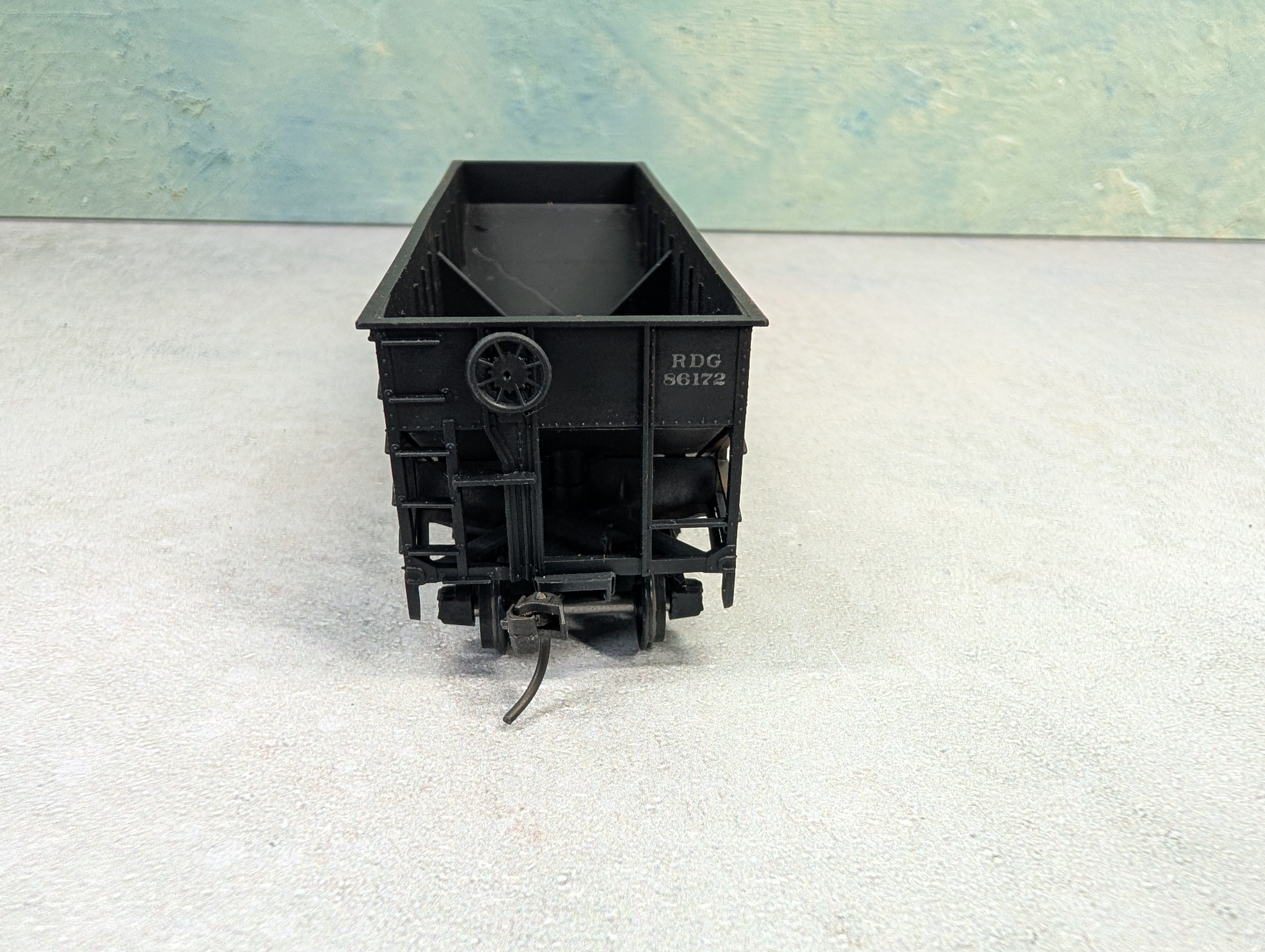 USED Athearn HO Scale 2 Bay Open Hopper Reading RDG #86172 Weathered