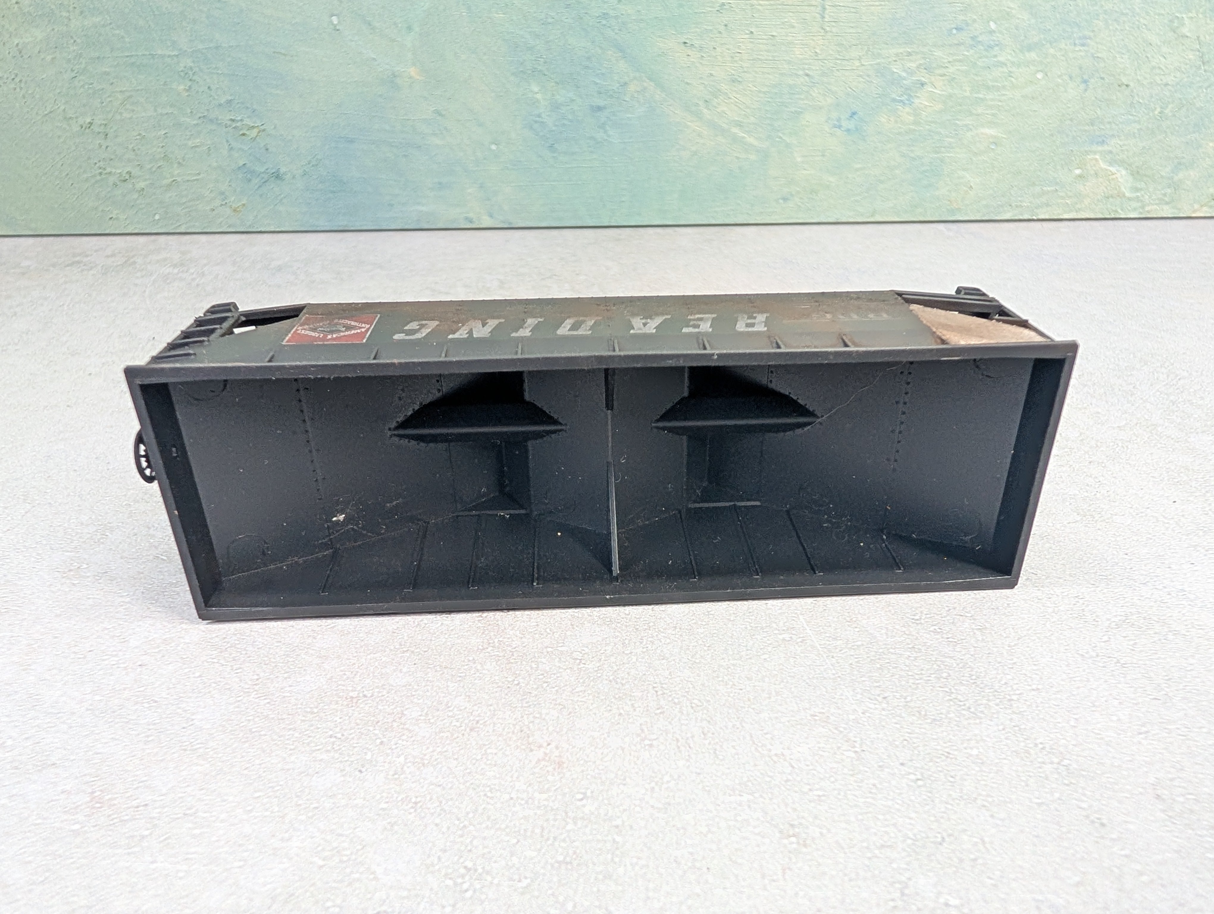 USED Athearn HO Scale 2 Bay Open Hopper Reading RDG #86172 Weathered