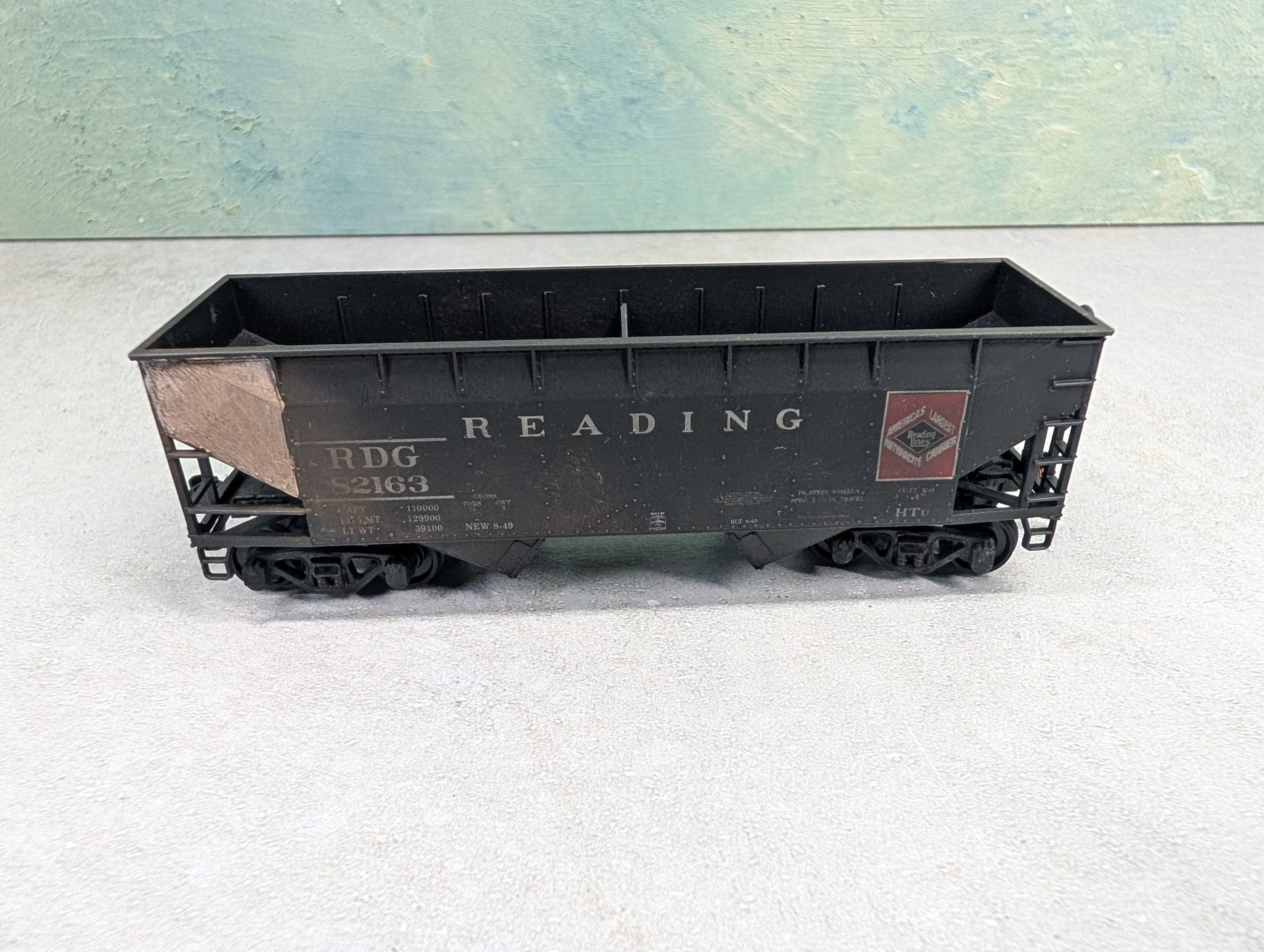 USED Athearn HO Scale 2 Bay Open Hopper Reading RDG #82163 Weathered