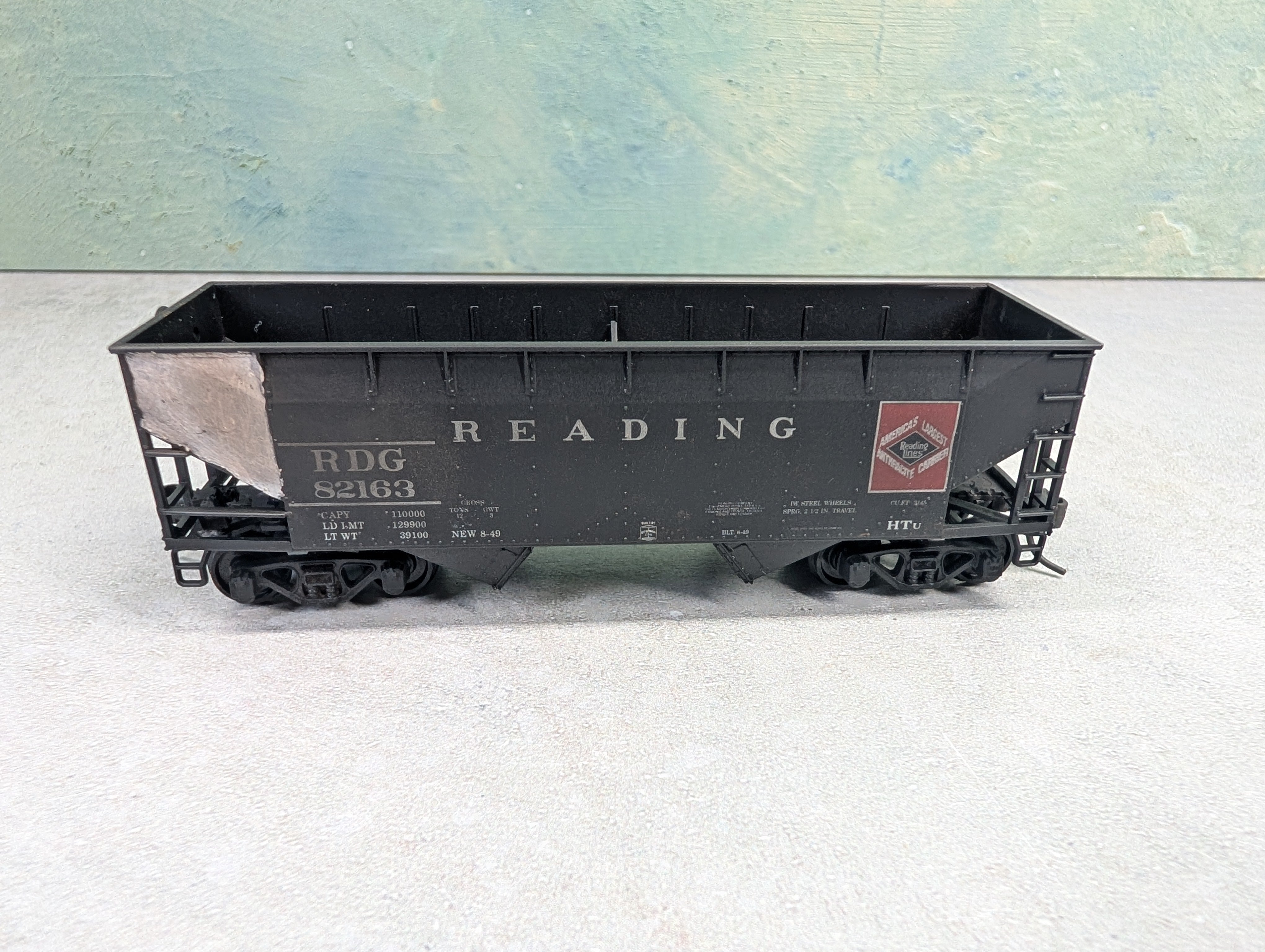 USED Athearn HO Scale 2 Bay Open Hopper Reading RDG #82163 Weathered