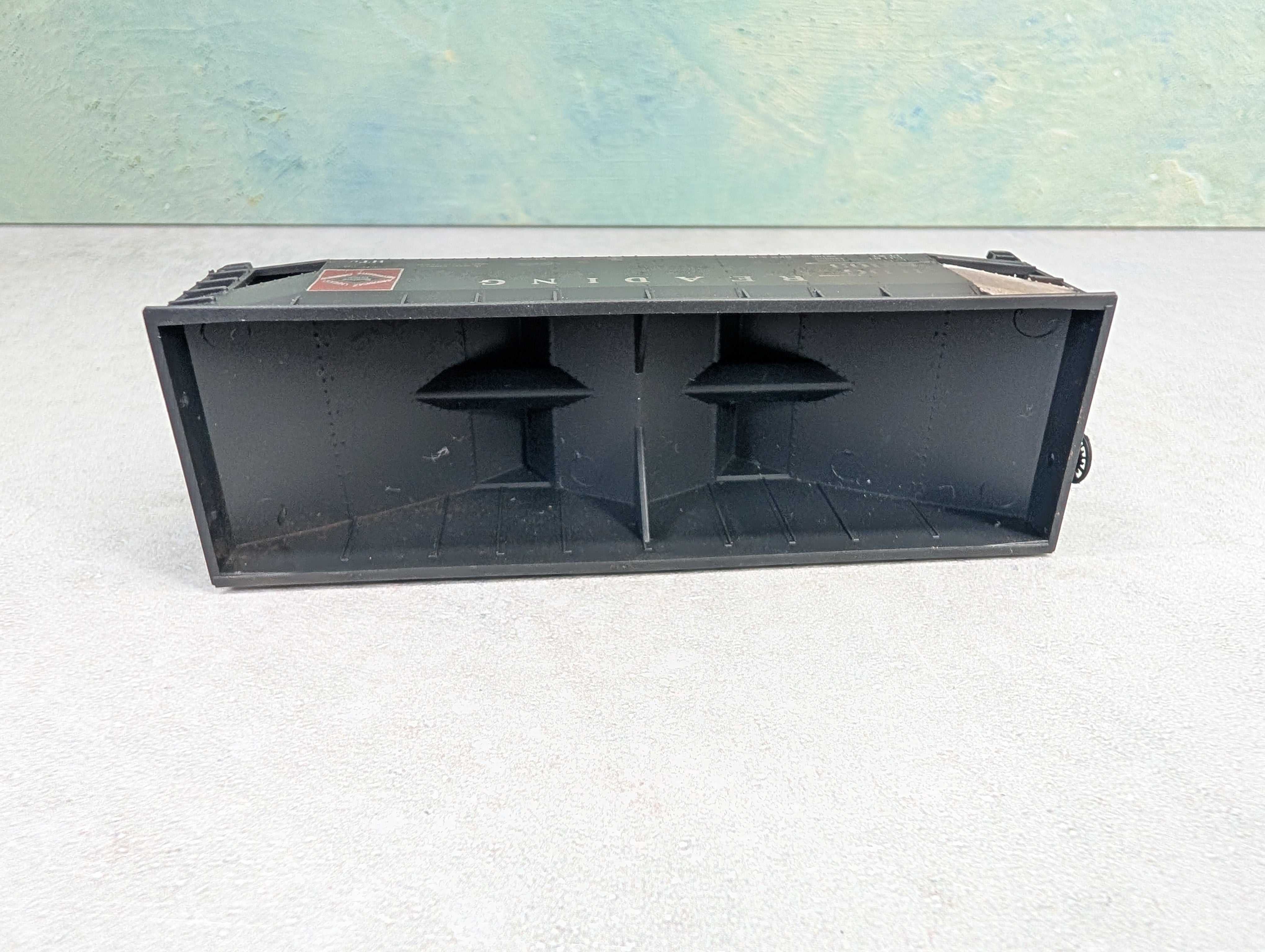 USED Athearn HO Scale 2 Bay Open Hopper Reading RDG #82163 Weathered