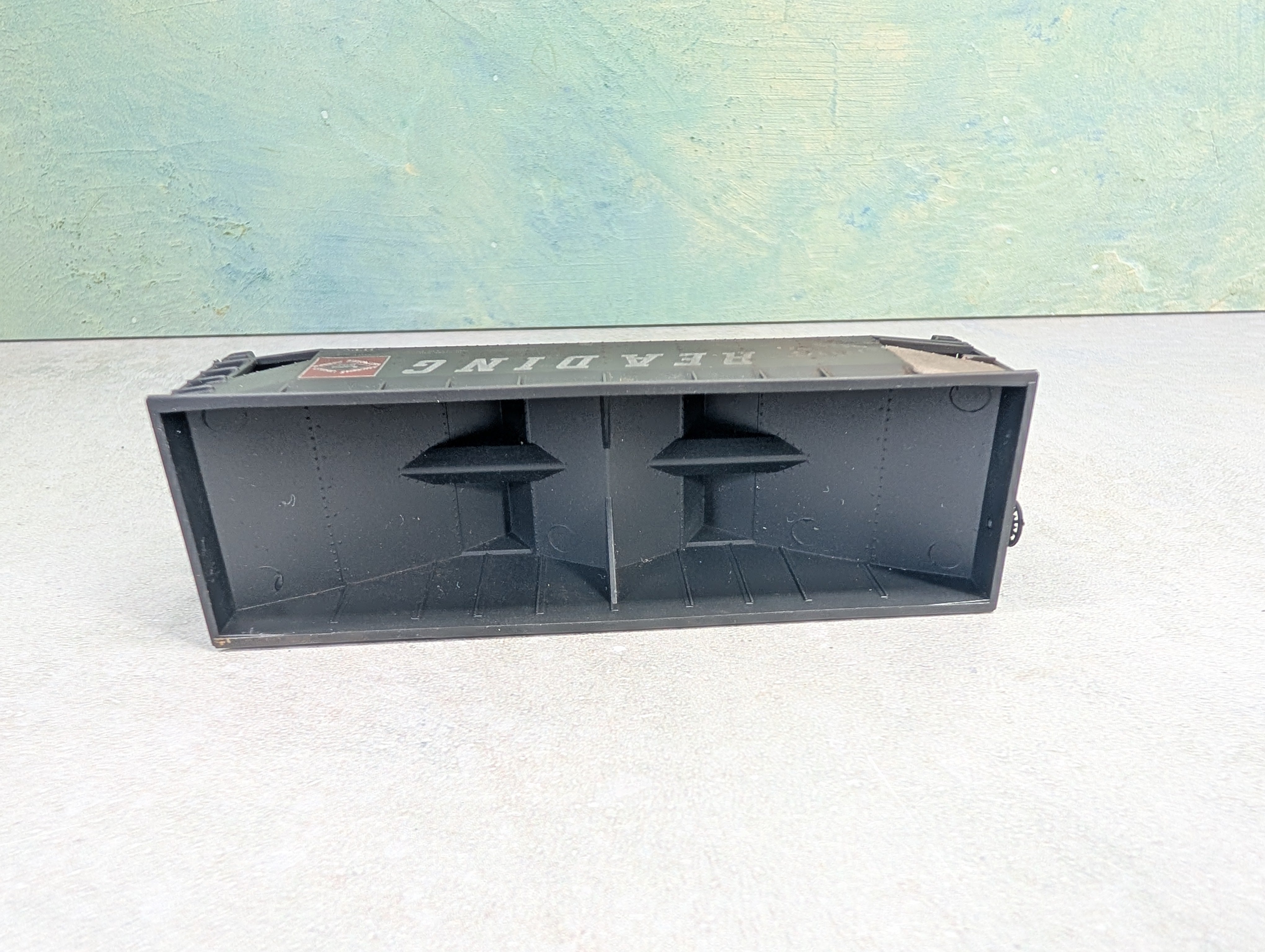 USED Athearn HO Scale 2 Bay Open Hopper Reading RDG #86270 Weathered