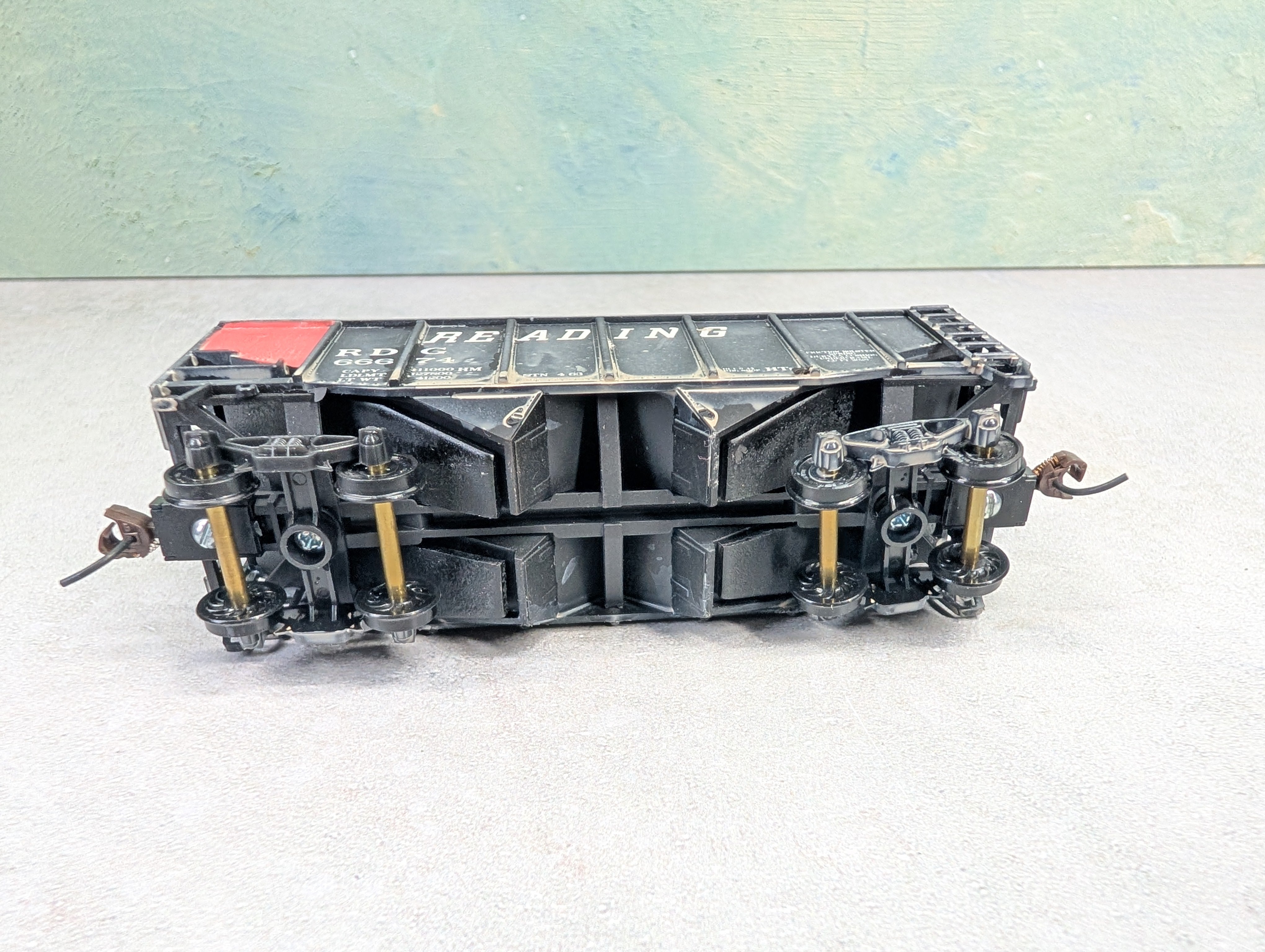 USED Stewart Hobbies HO Scale 2 Bay Open Hopper Reading RDG #66674 Weathered