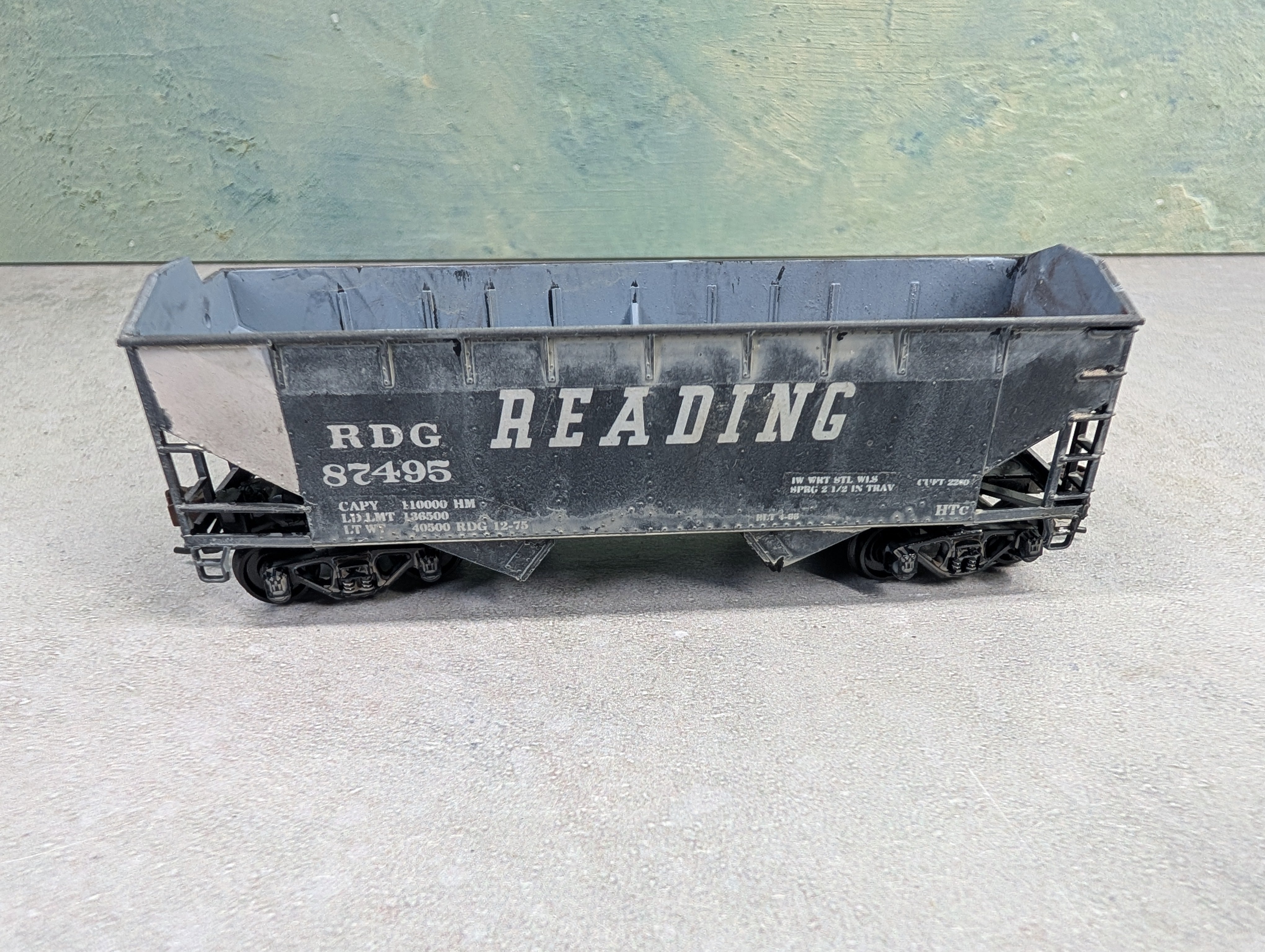 USED Athearn HO Scale 2 Bay Open Hopper Reading RDG #87495 Weathered