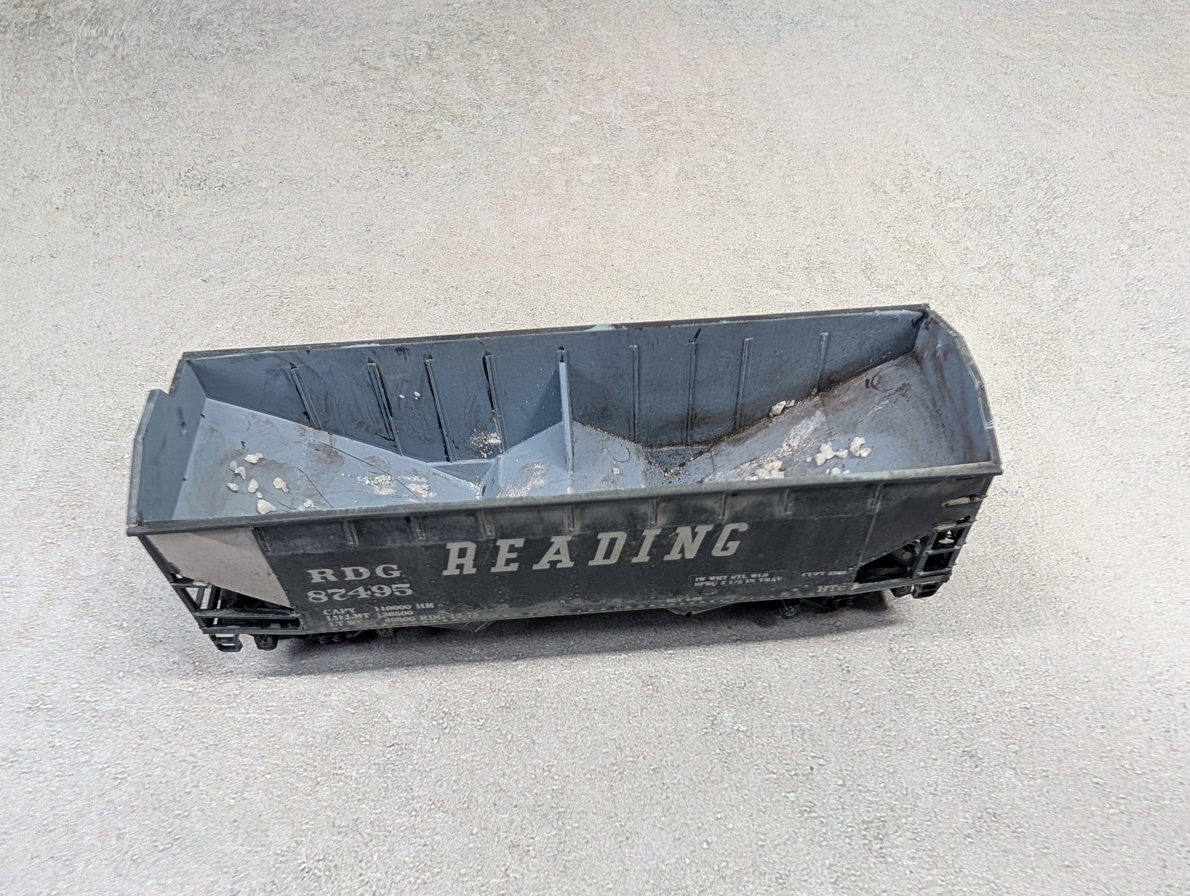 USED Athearn HO Scale 2 Bay Open Hopper Reading RDG #87495 Weathered