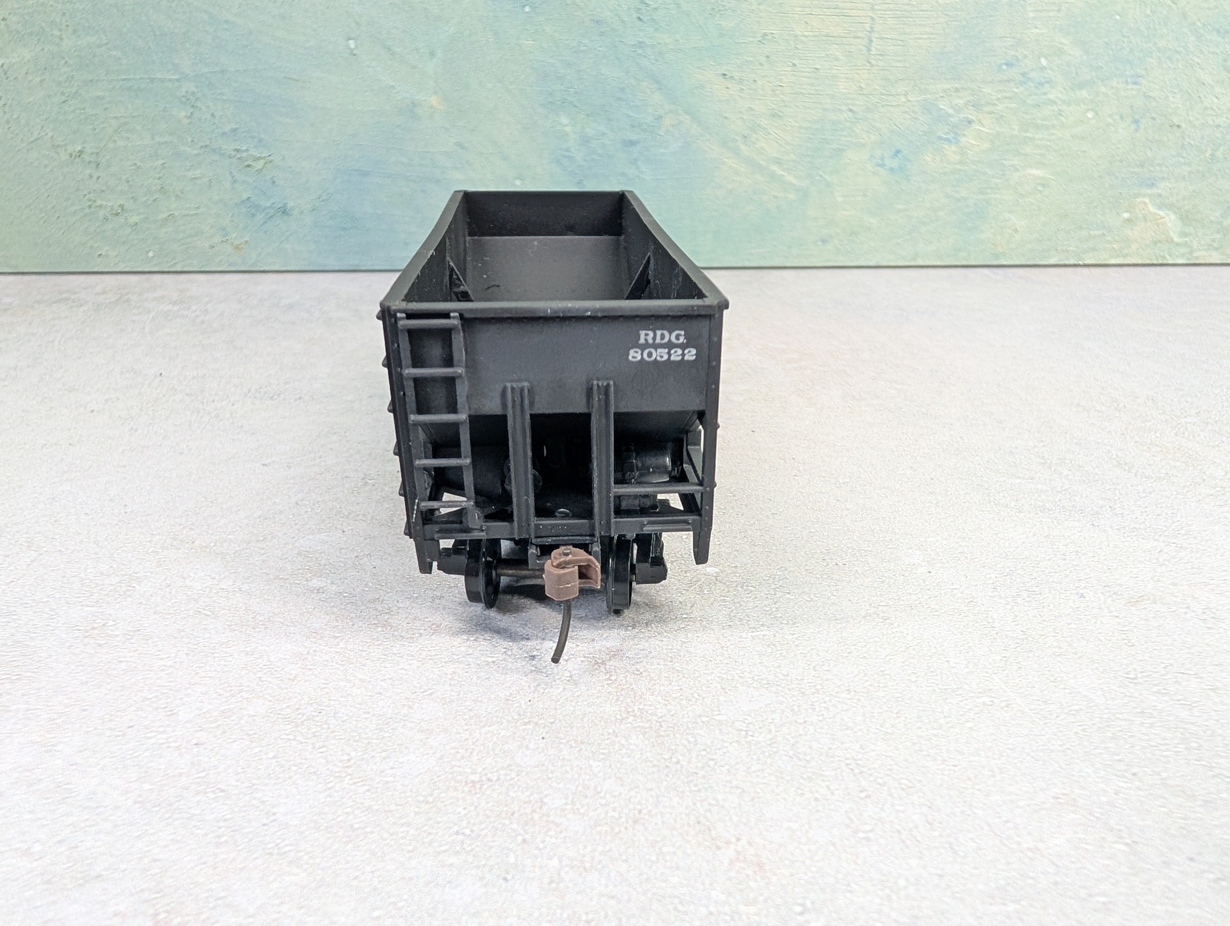 USED Stewart Hobbies HO Scale 2 Bay Open Hopper Reading RDG #80522 Weathered