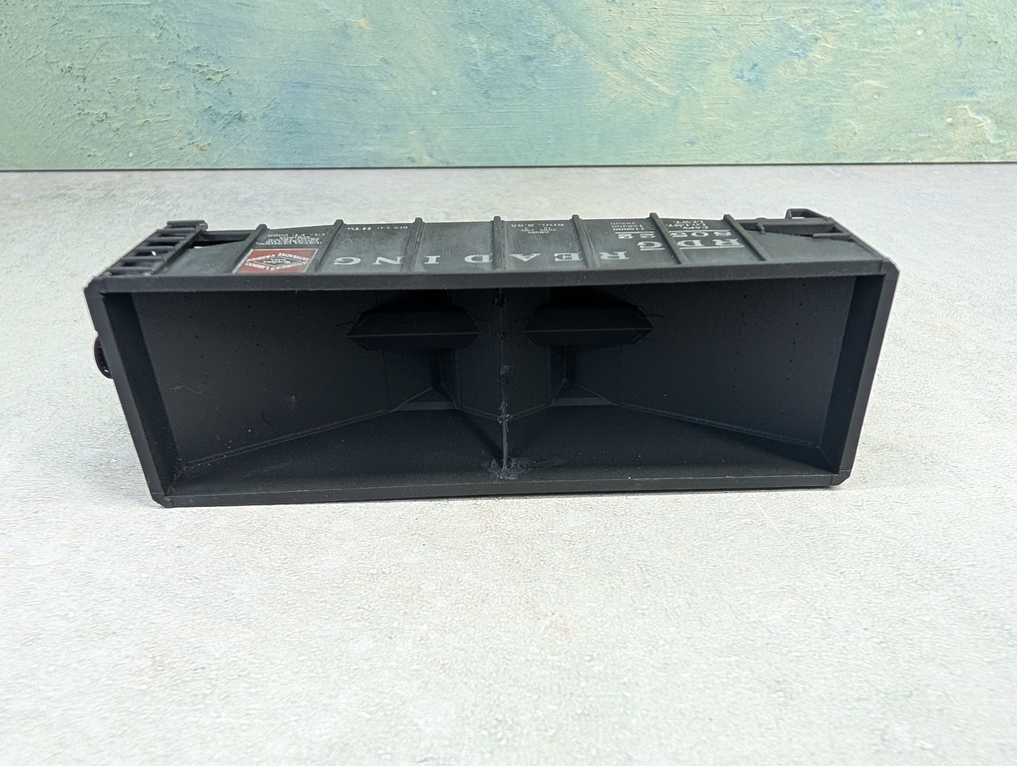 USED Stewart Hobbies HO Scale 2 Bay Open Hopper Reading RDG #80522 Weathered