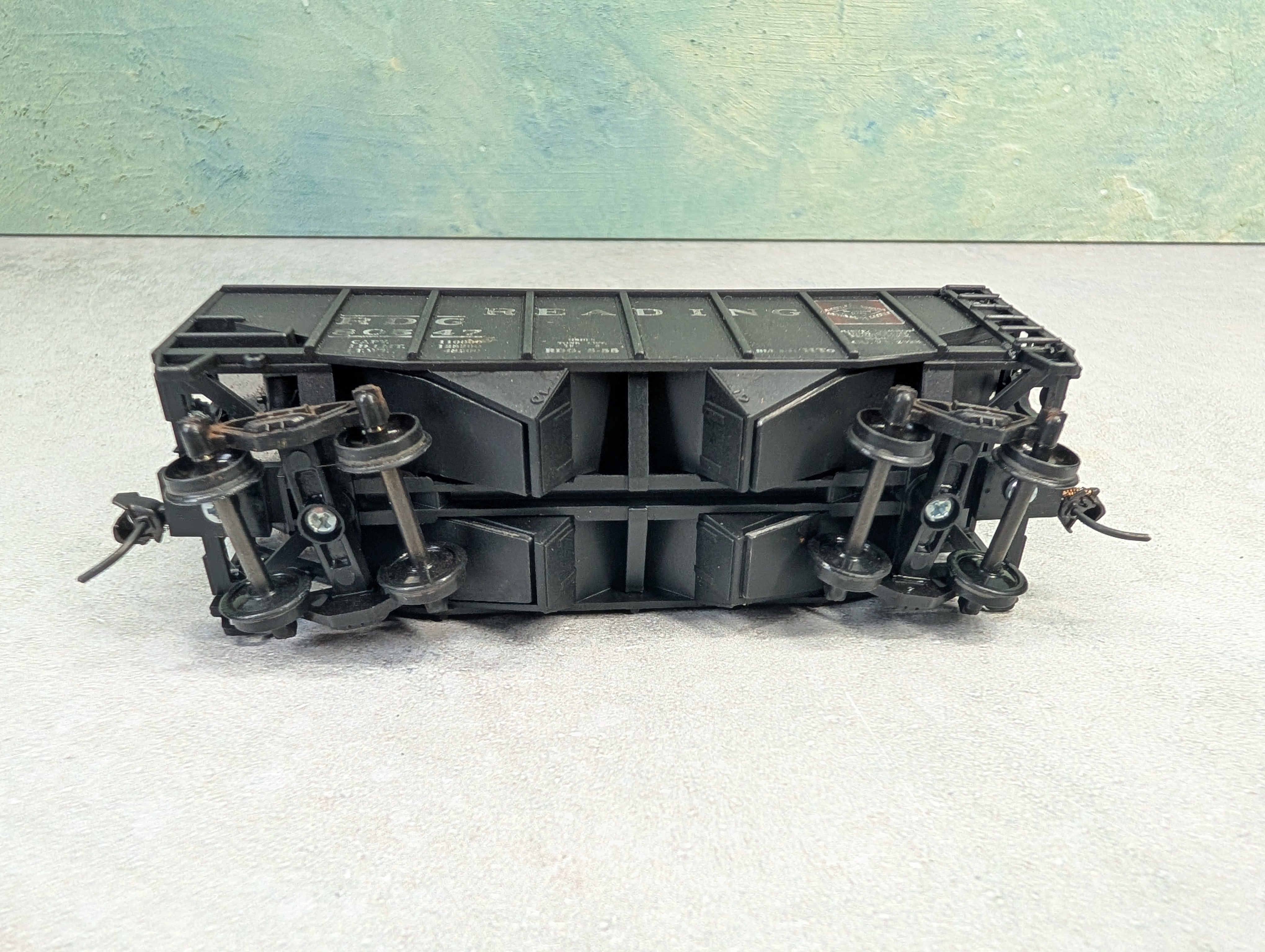 USED Stewart Hobbies HO Scale 2 Bay Open Hopper Reading RDG #80547 Weathered