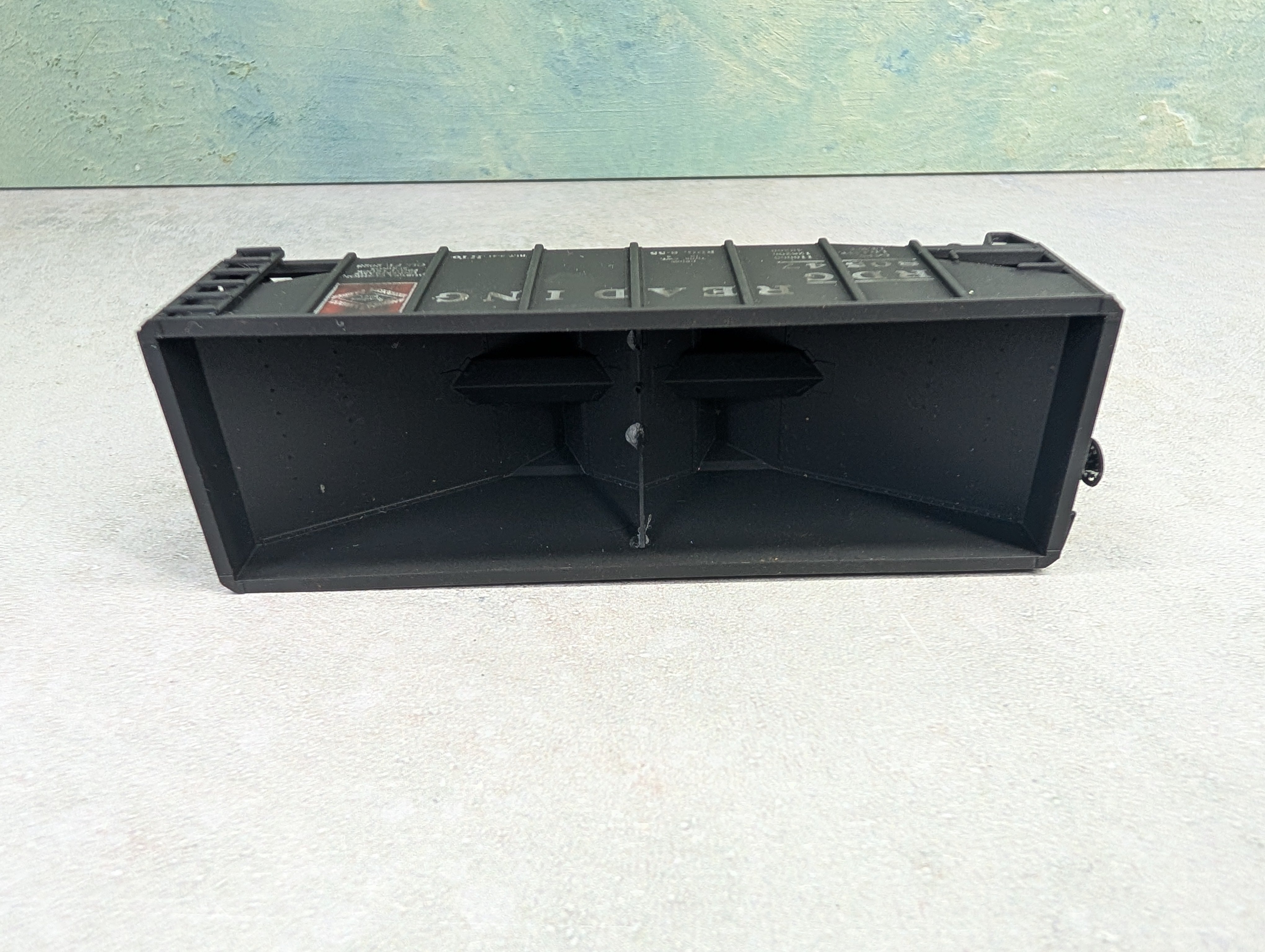 USED Stewart Hobbies HO Scale 2 Bay Open Hopper Reading RDG #80547 Weathered