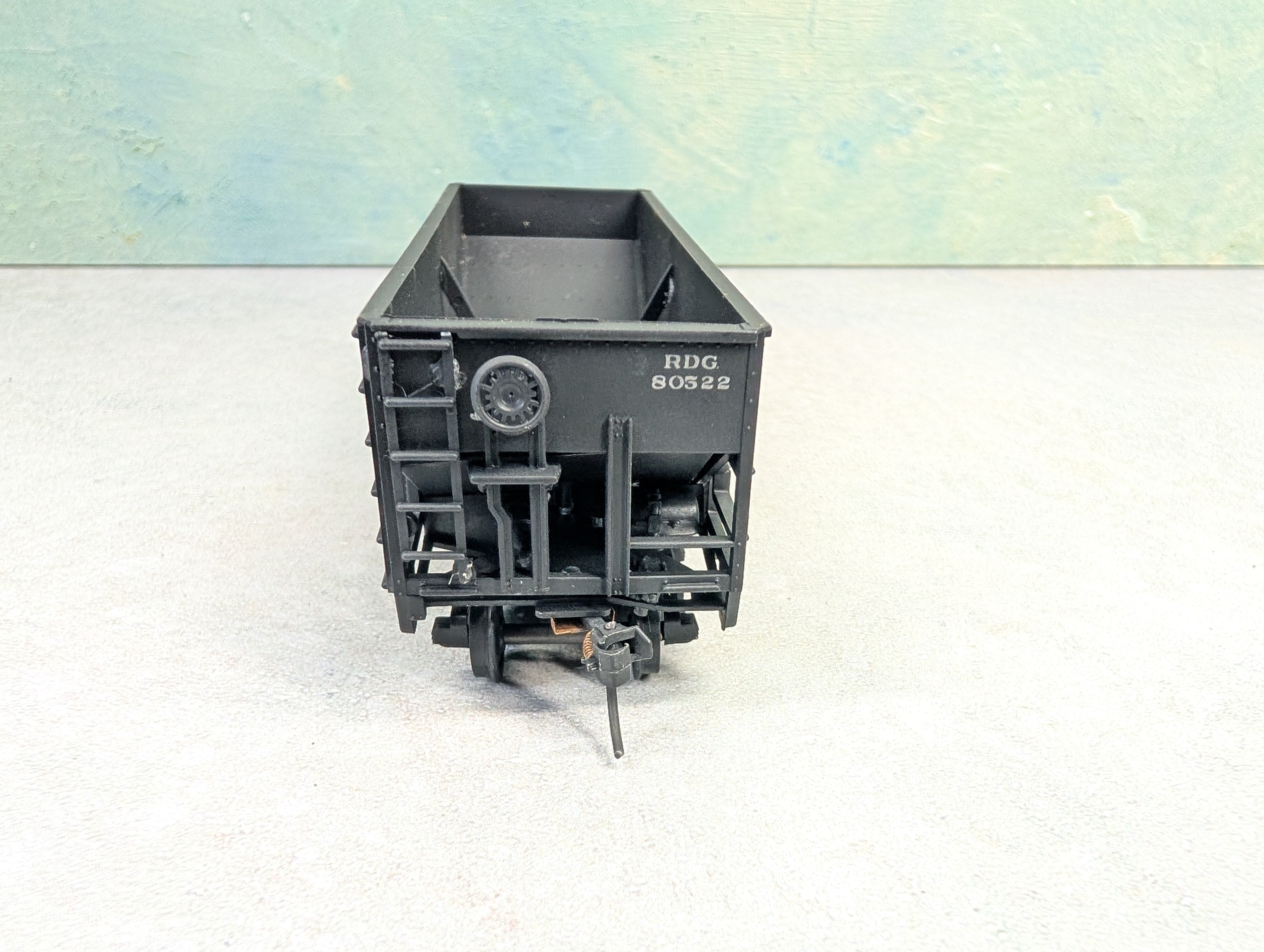 USED Stewart Hobbies HO Scale 2 Bay Open Hopper Reading RDG #80522 Weathered