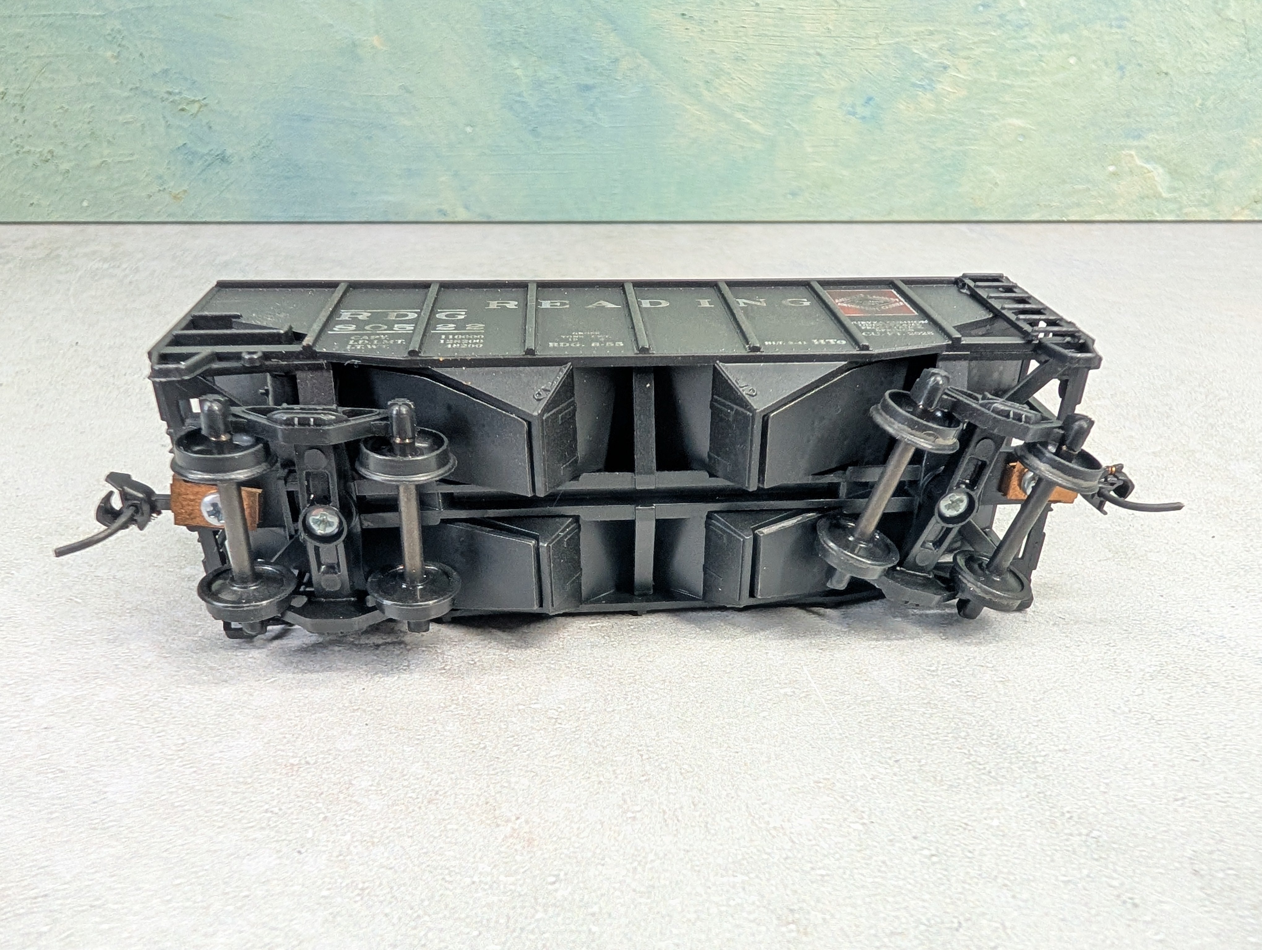 USED Stewart Hobbies HO Scale 2 Bay Open Hopper Reading RDG #80522 Weathered