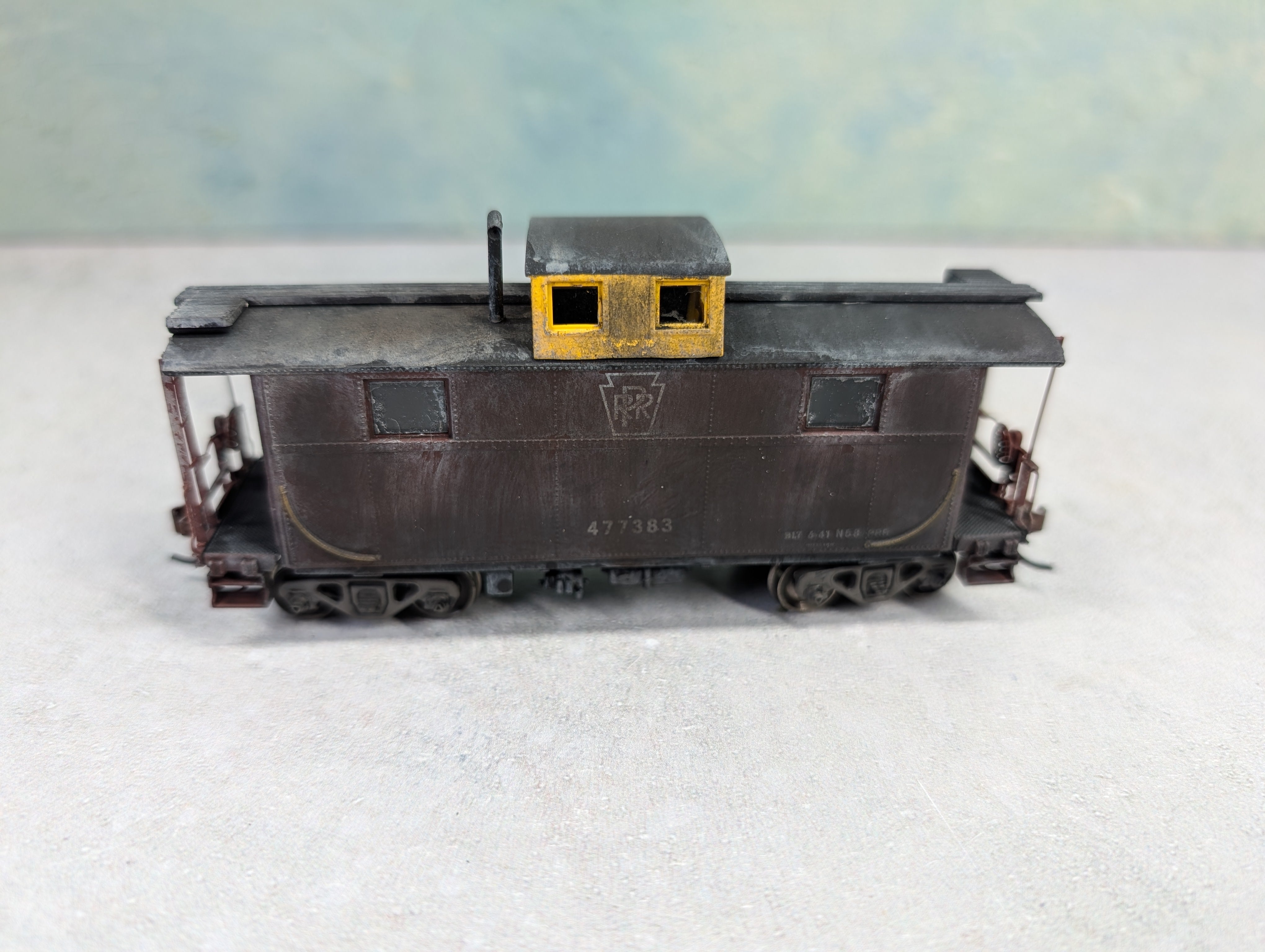 USED Athearn 74365 HO Scale 2 Window Caboose Pennsylvania #477383 Weathered