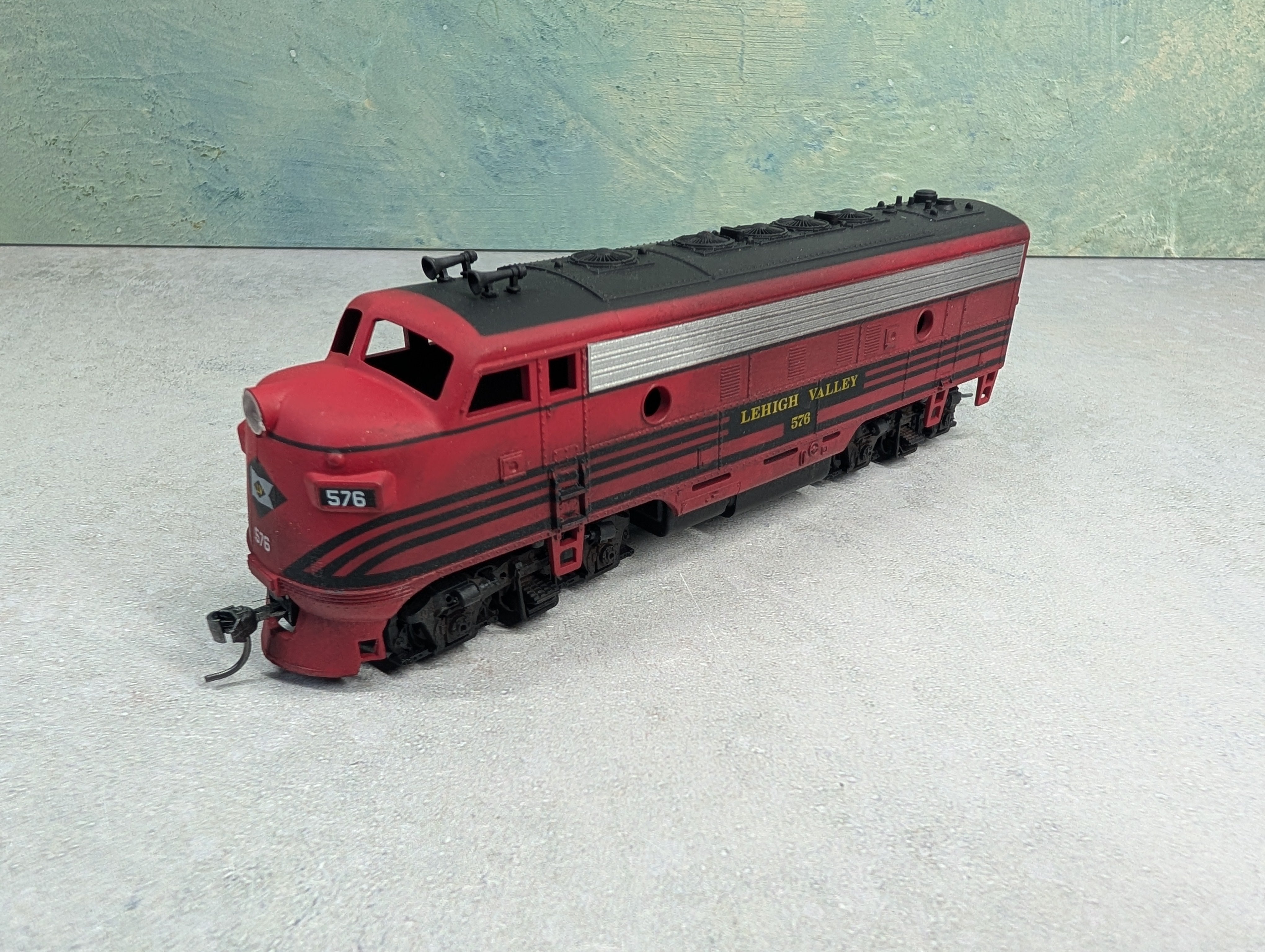 USED Athearn HO Scale F-7A Diesel Locomotive Lehigh Valley #576 Unpowered, Weathering