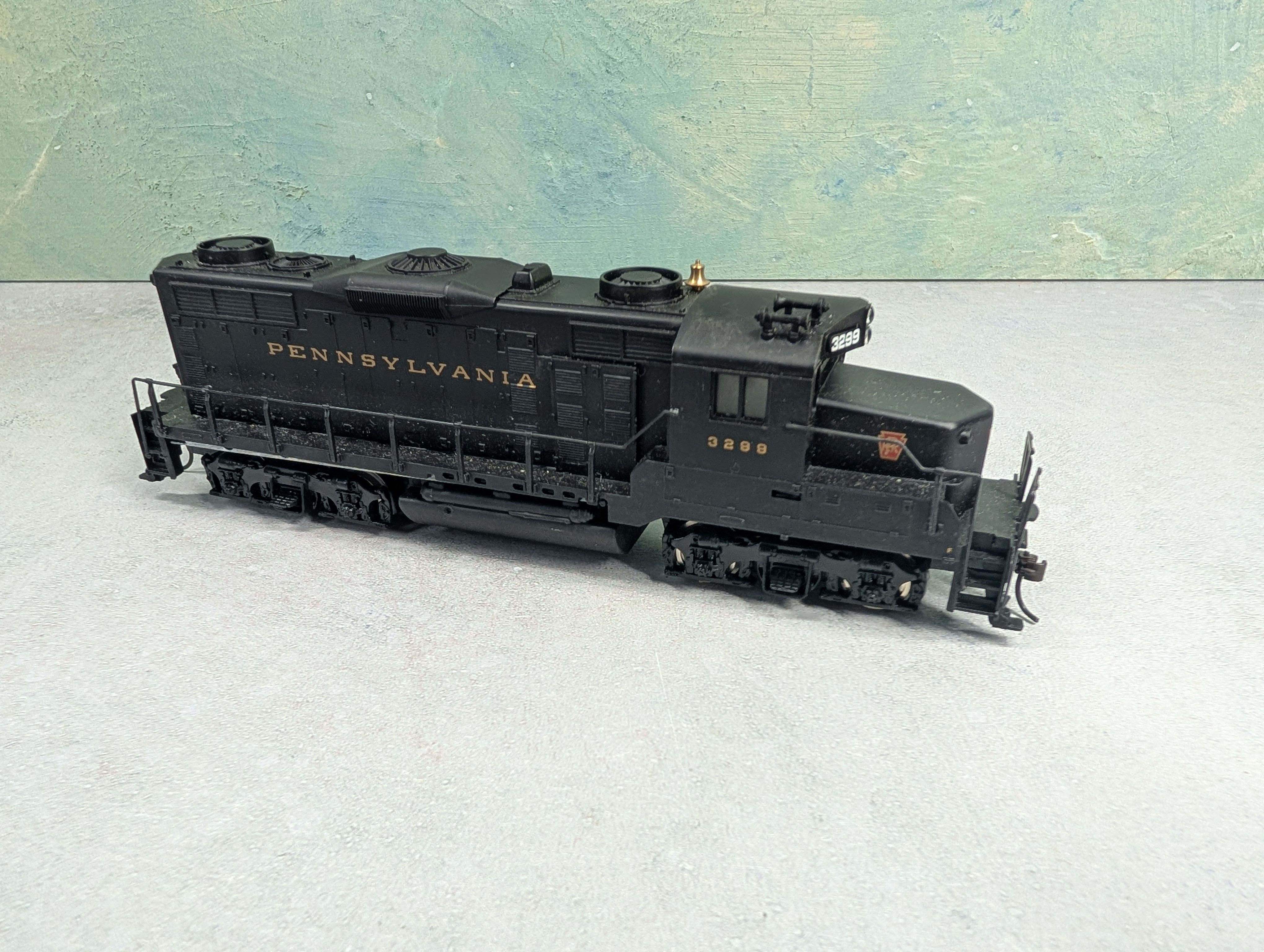 USED Mantua HO Scale GP20 Diesel Locomotive Pennsylvania PRR #3299 Runs Great DC