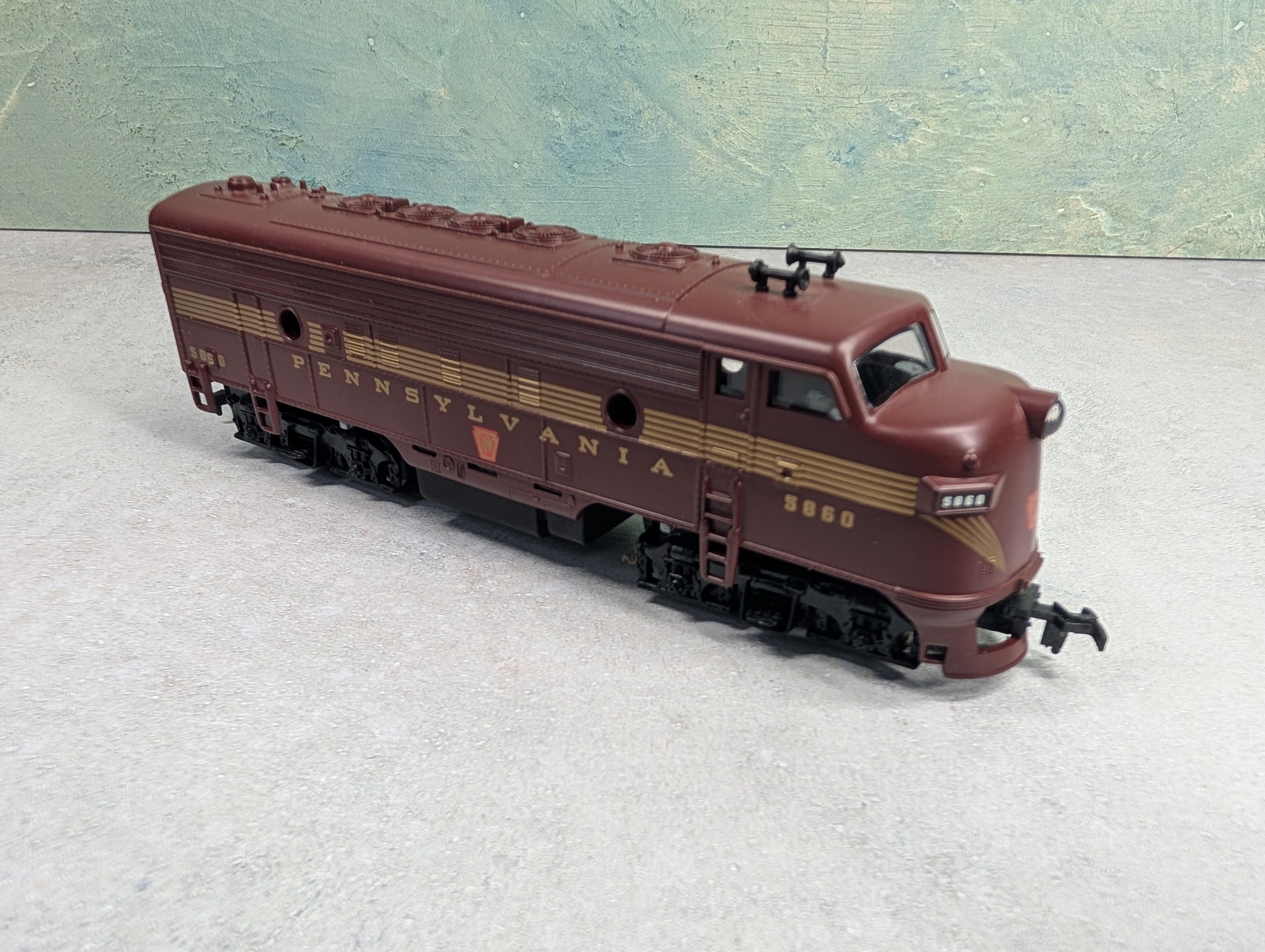 USED Mantua HO Scale F-7A Diesel Locomotive Pennsylvania PRR #5860 Runs Great DC