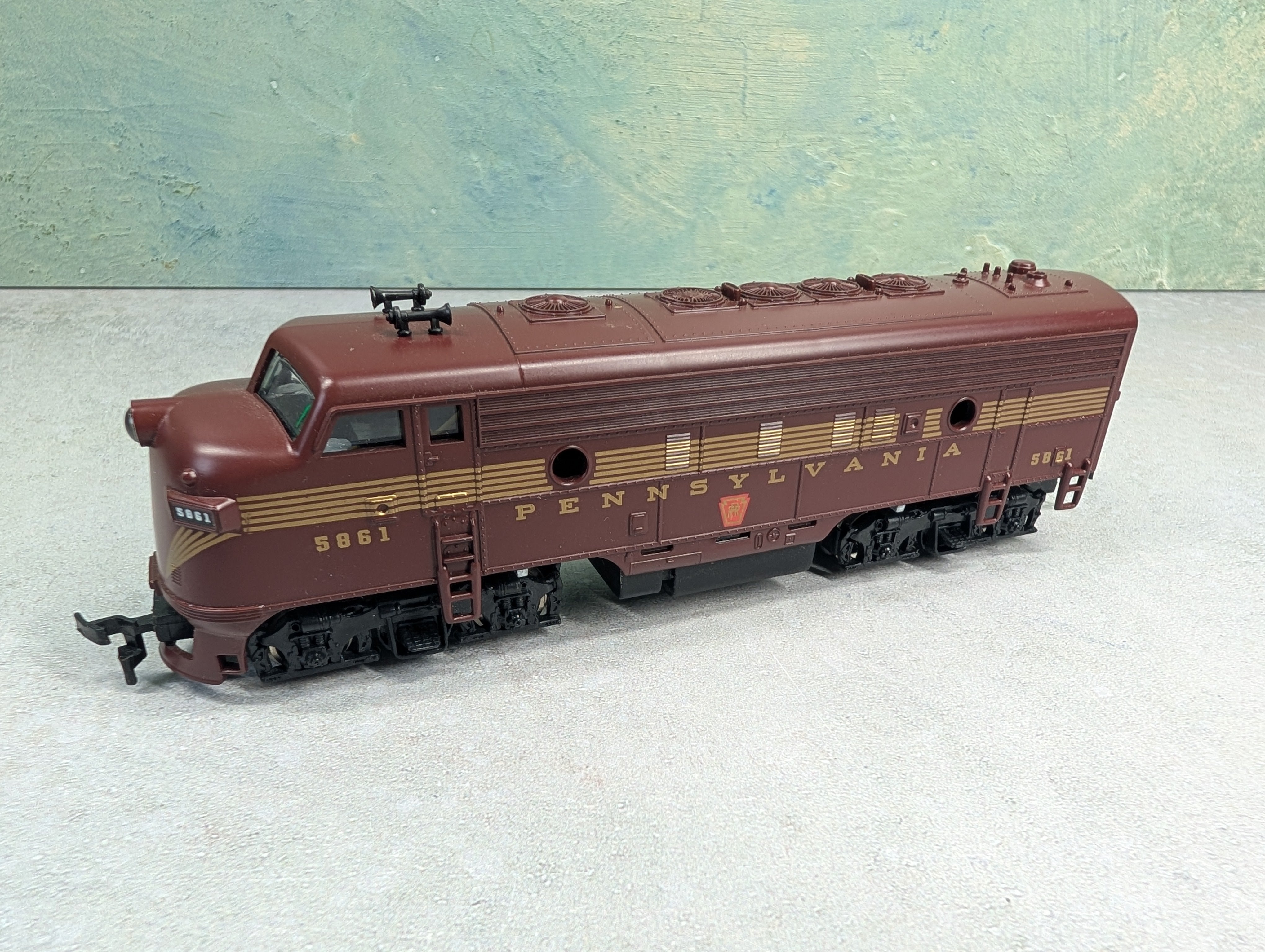 USED Mantua HO Scale F-7A Diesel Locomotive Pennsylvania PRR #5861 Runs Great DC