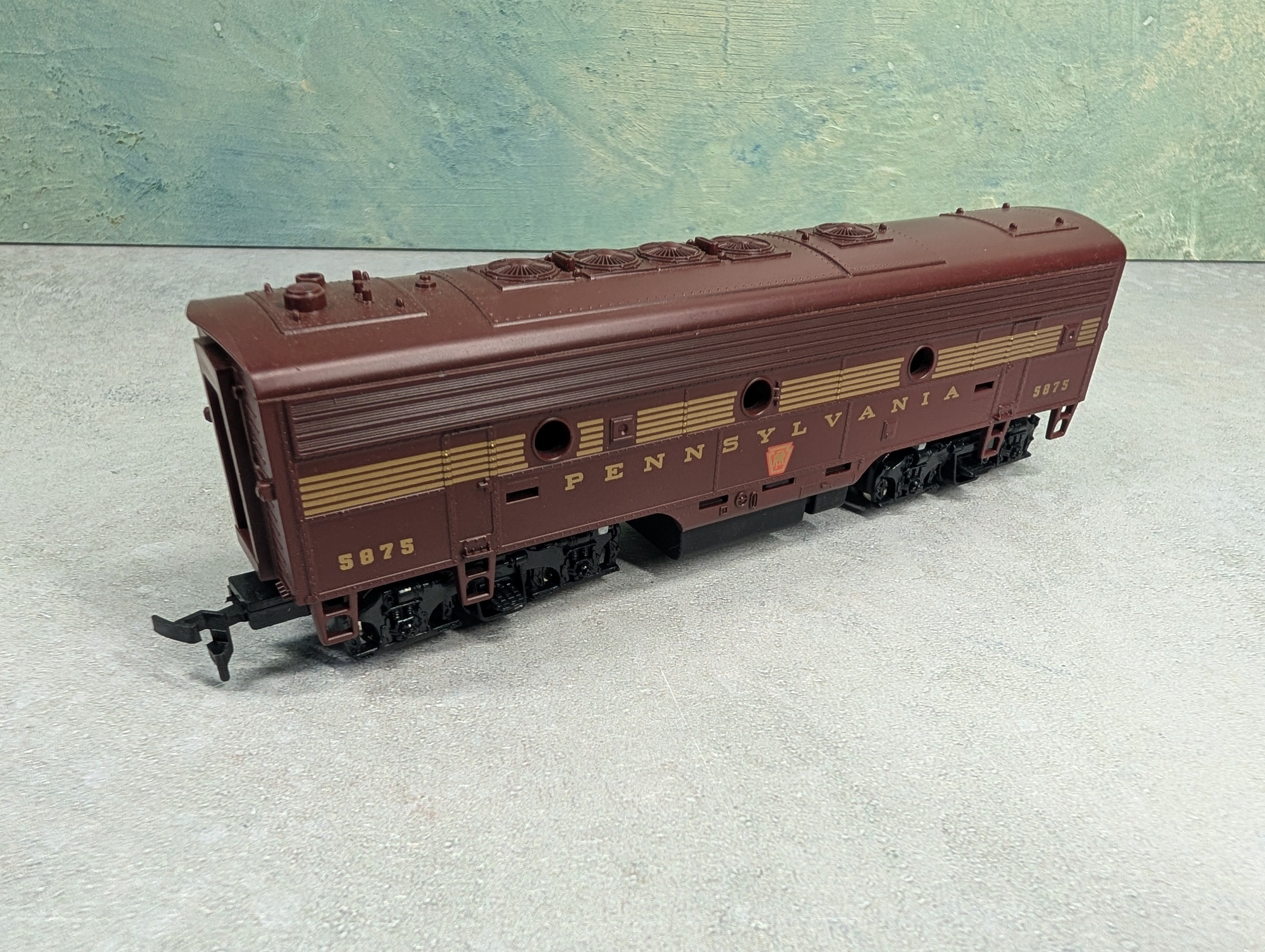 USED Mantua HO Scale F-7B Diesel Locomotive Pennsylvania PRR #5875 Unpowered