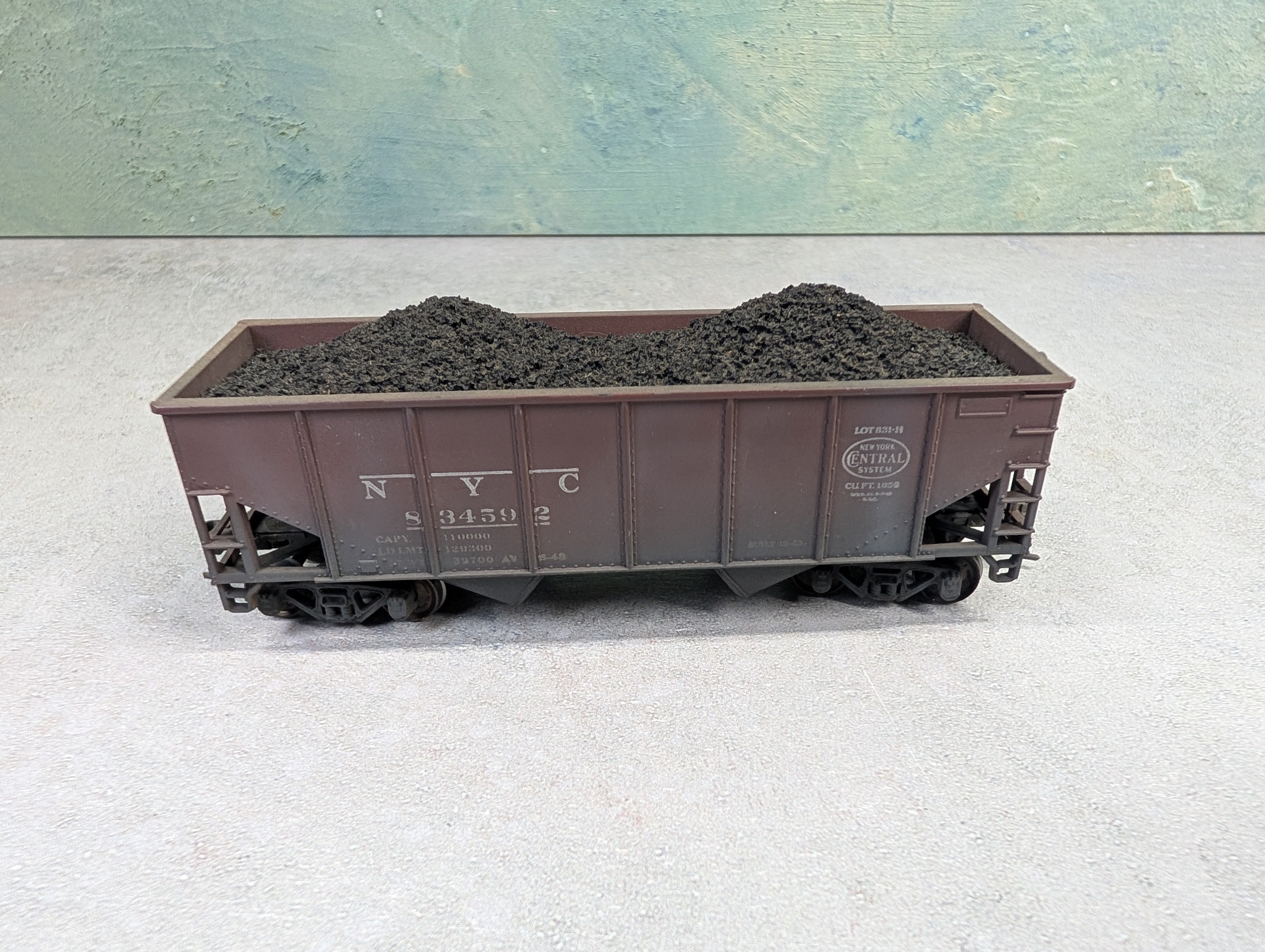 USED Athearn HO Scale 2 Bay Open Hopper New York Central NYC #834592 Weathered w/ Coal Load