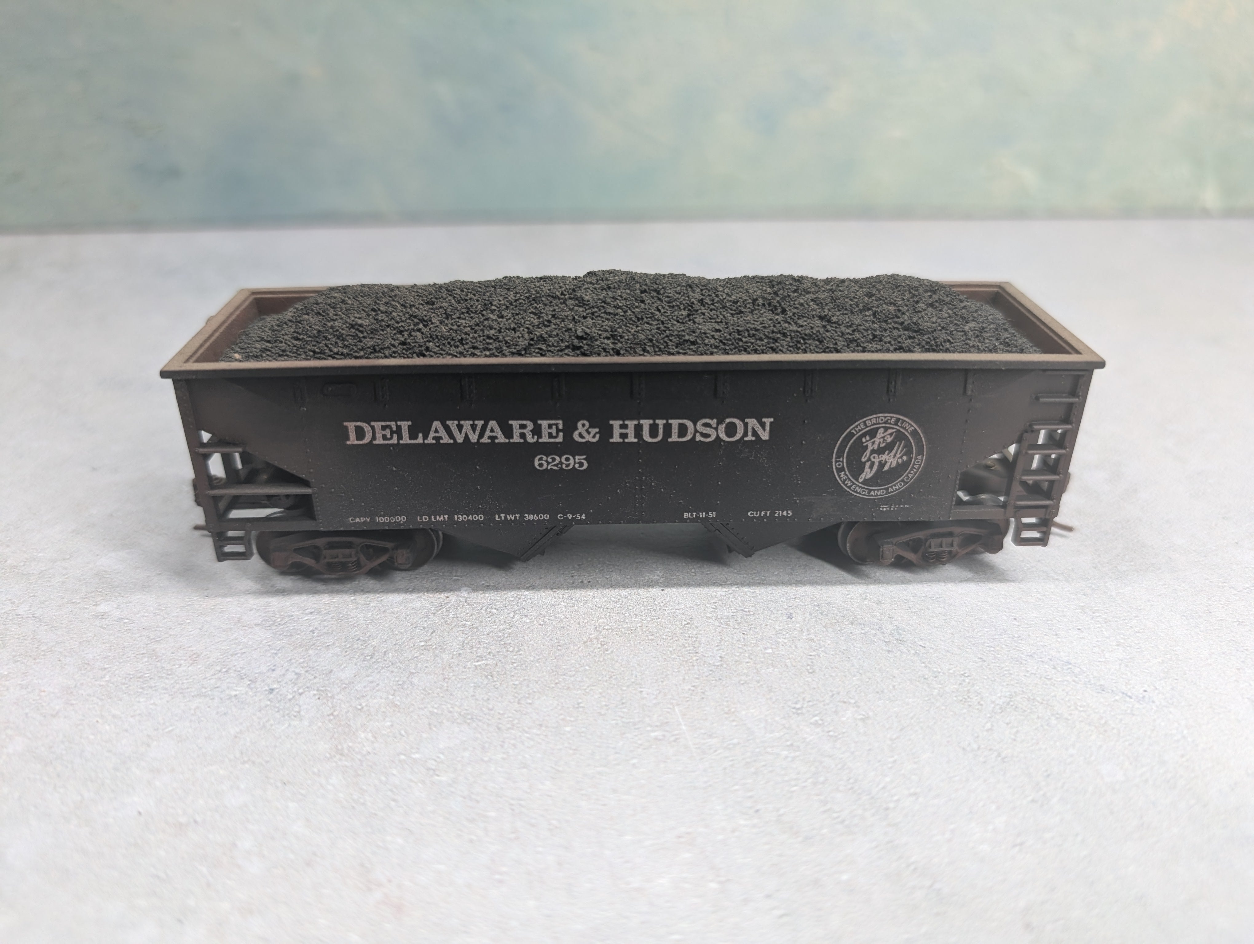 USED HO Scale 2 Bay Hopper Delaware and Hudson D&H #6295 Weathered w/ Coal Load