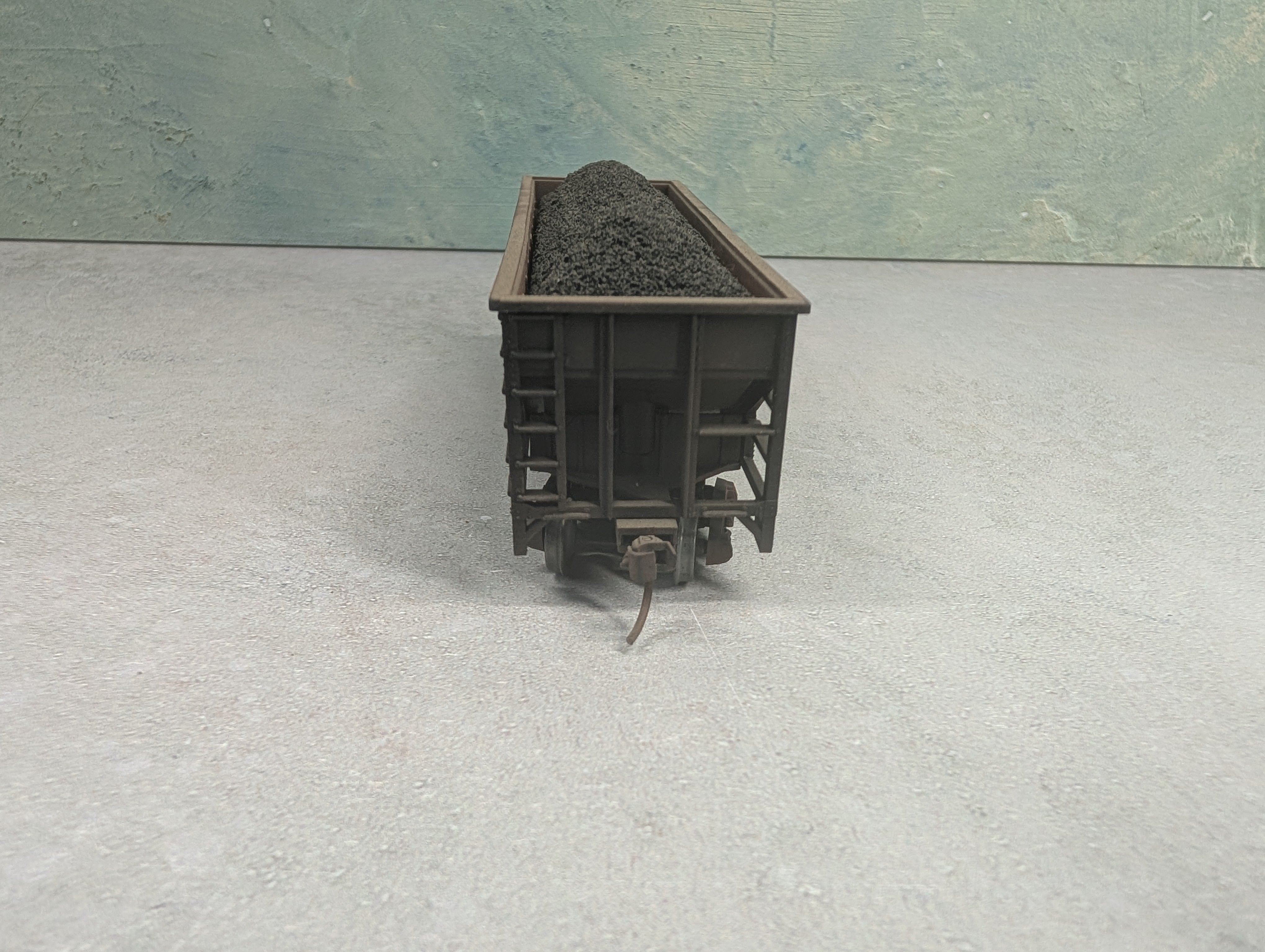 USED HO Scale 2 Bay Hopper Delaware and Hudson D&H #6295 Weathered w/ Coal Load