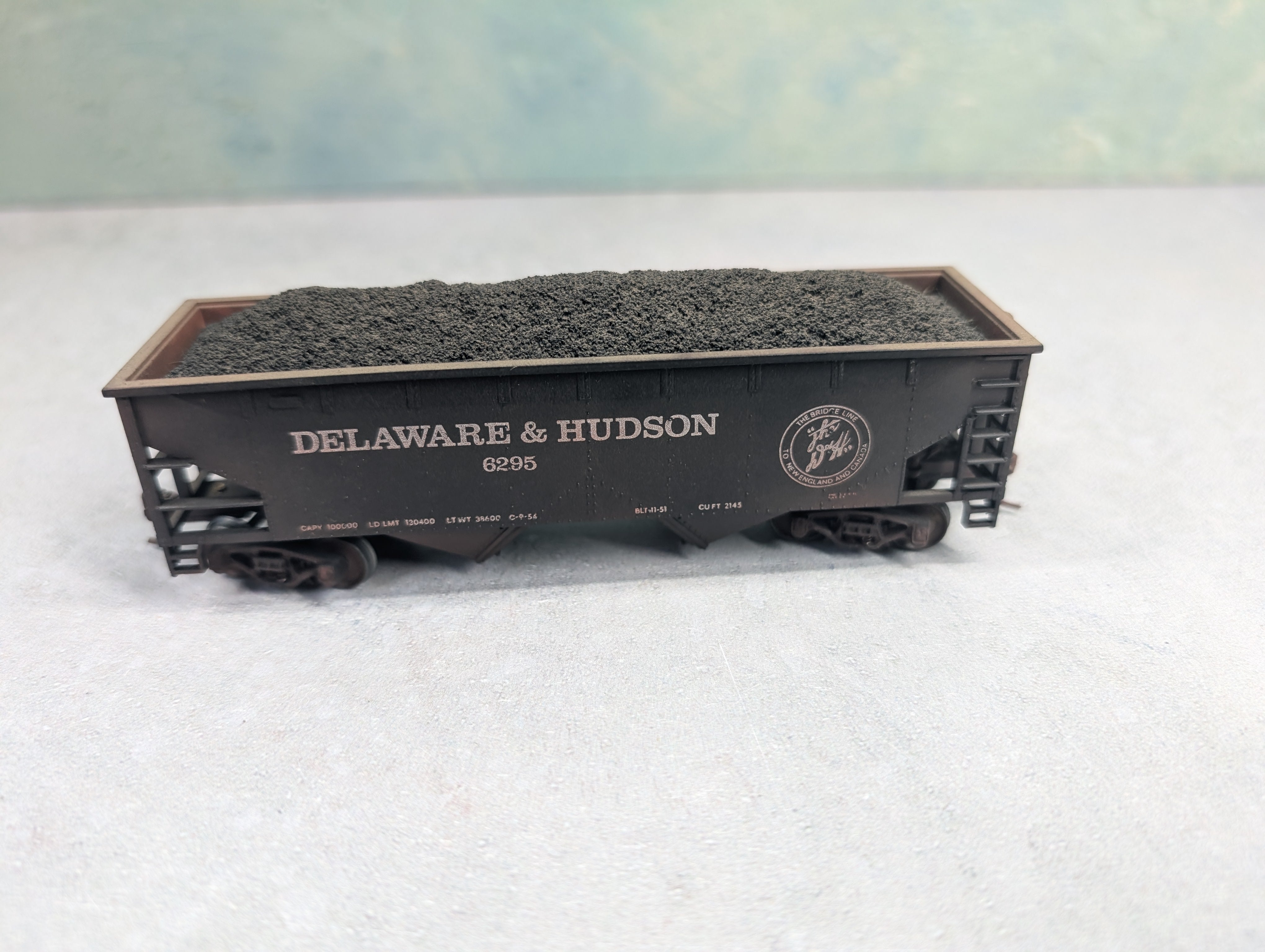 USED HO Scale 2 Bay Hopper Delaware and Hudson D&H #6295 Weathered w/ Coal Load