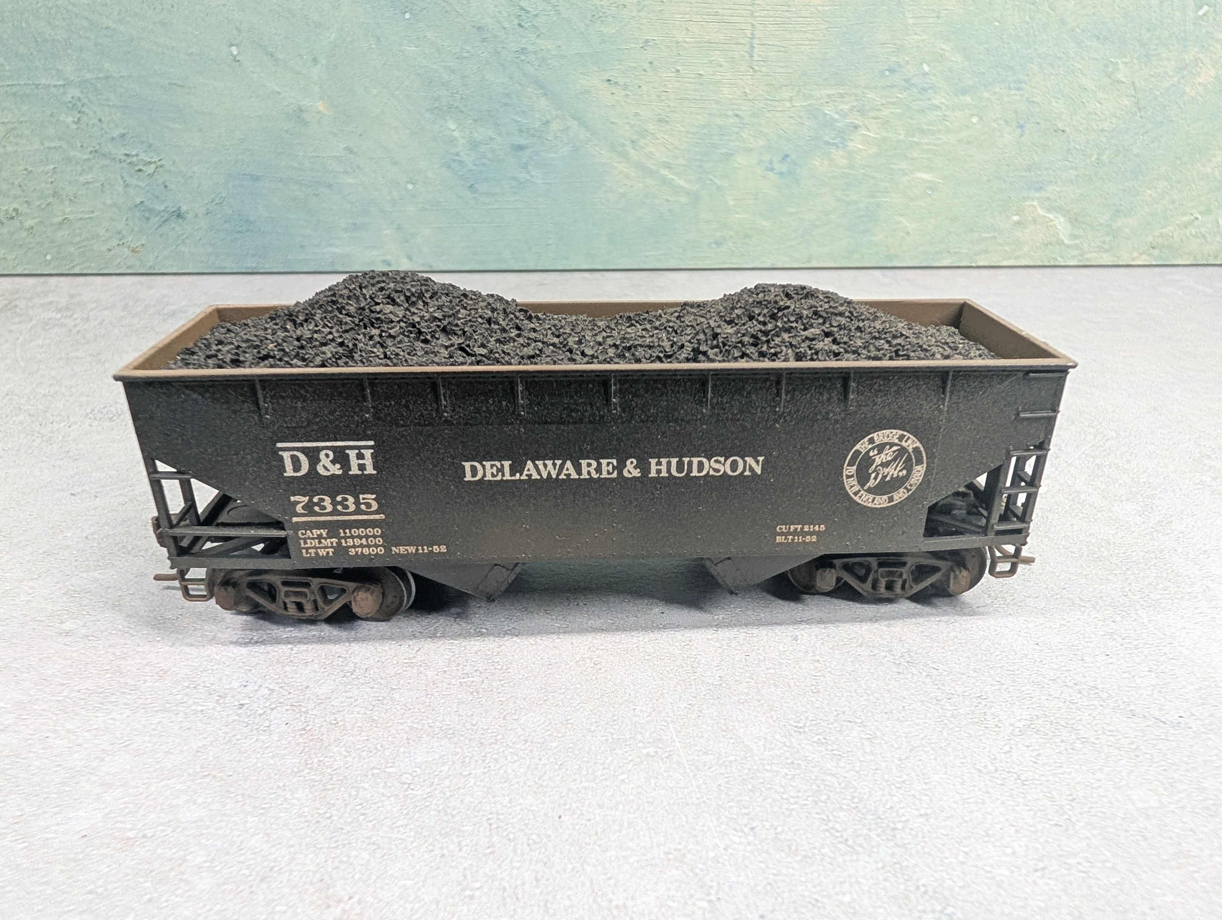 USED Athearn HO Scale 2 Bay Hopper Delaware and Hudson D&H #7335 Weathered w/ Coal Load