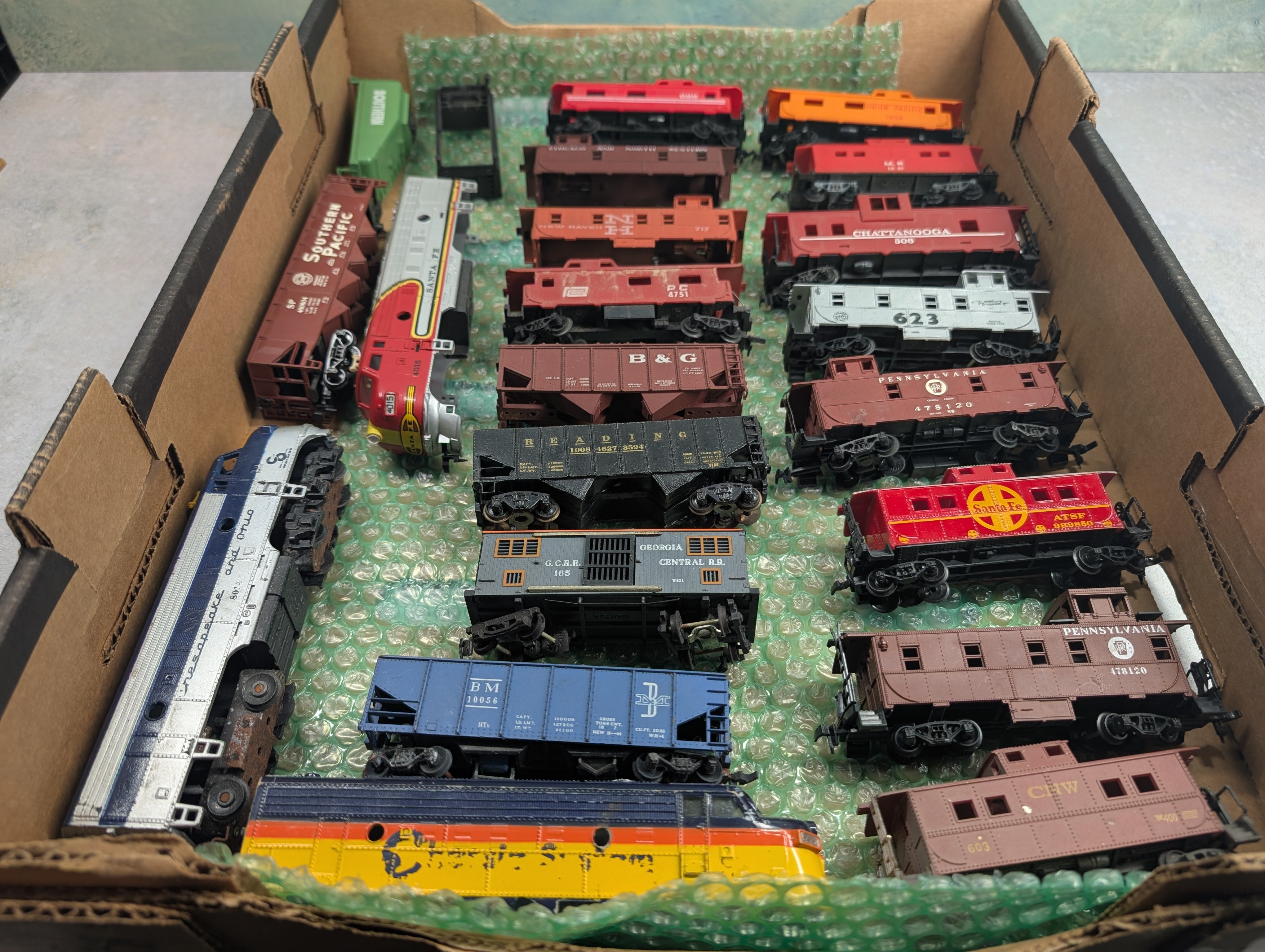 USED HO Scale Lot of Rough Cabooses, Locomotive Shells, + More Parts/Repairs