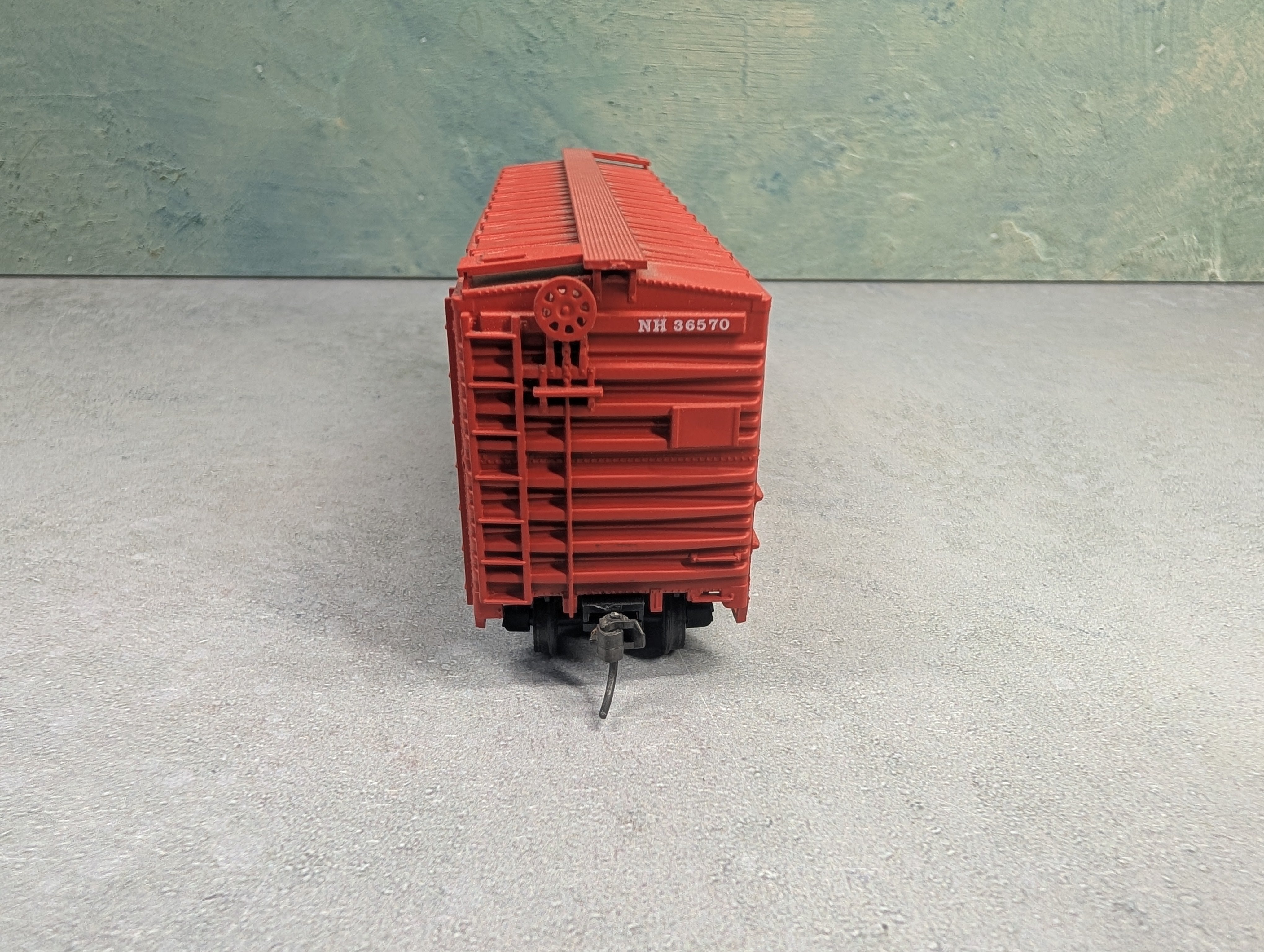 USED Accurail HO Scale 40' Box Car New Haven NH #36570