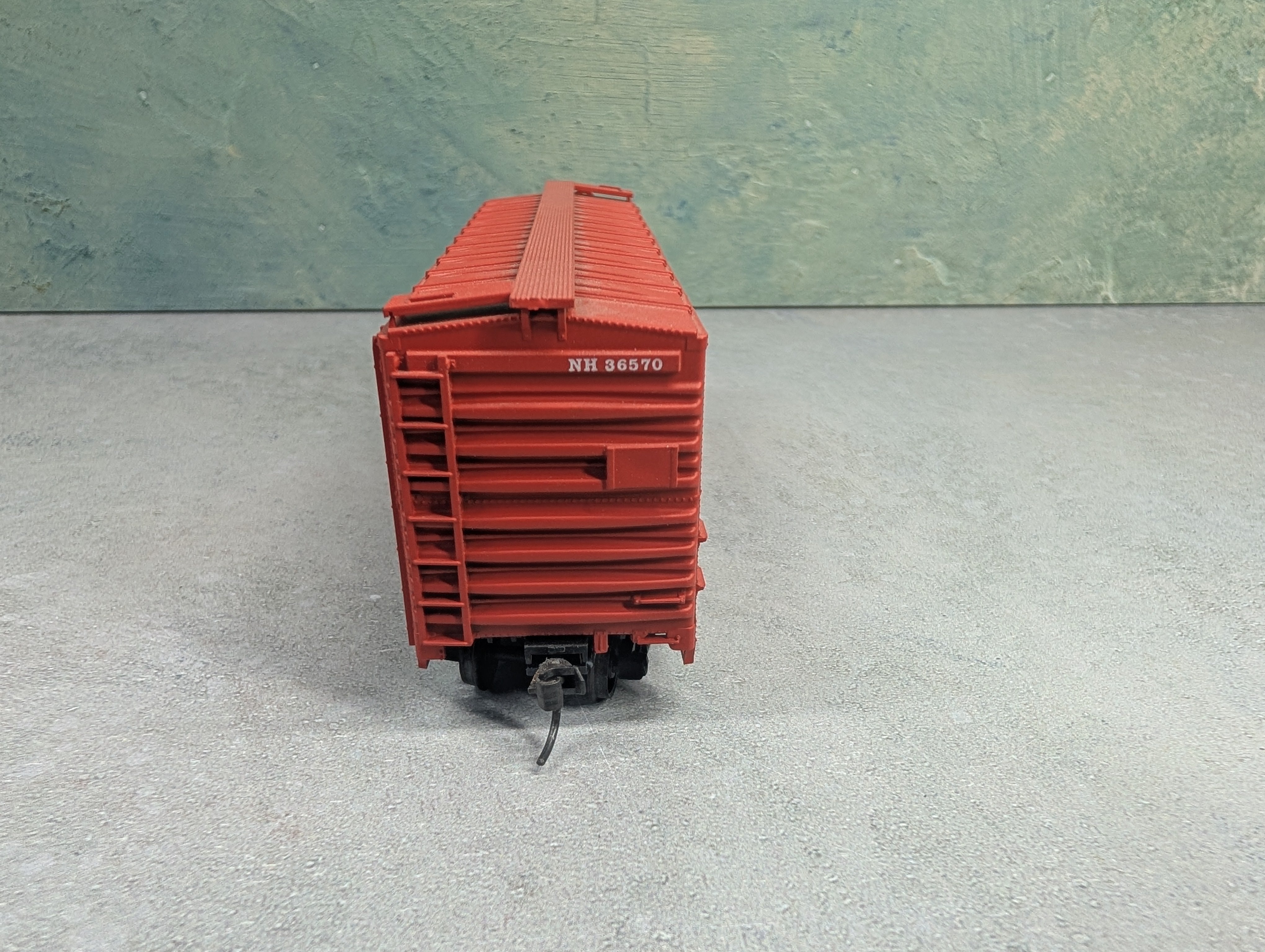 USED Accurail HO Scale 40' Box Car New Haven NH #36570