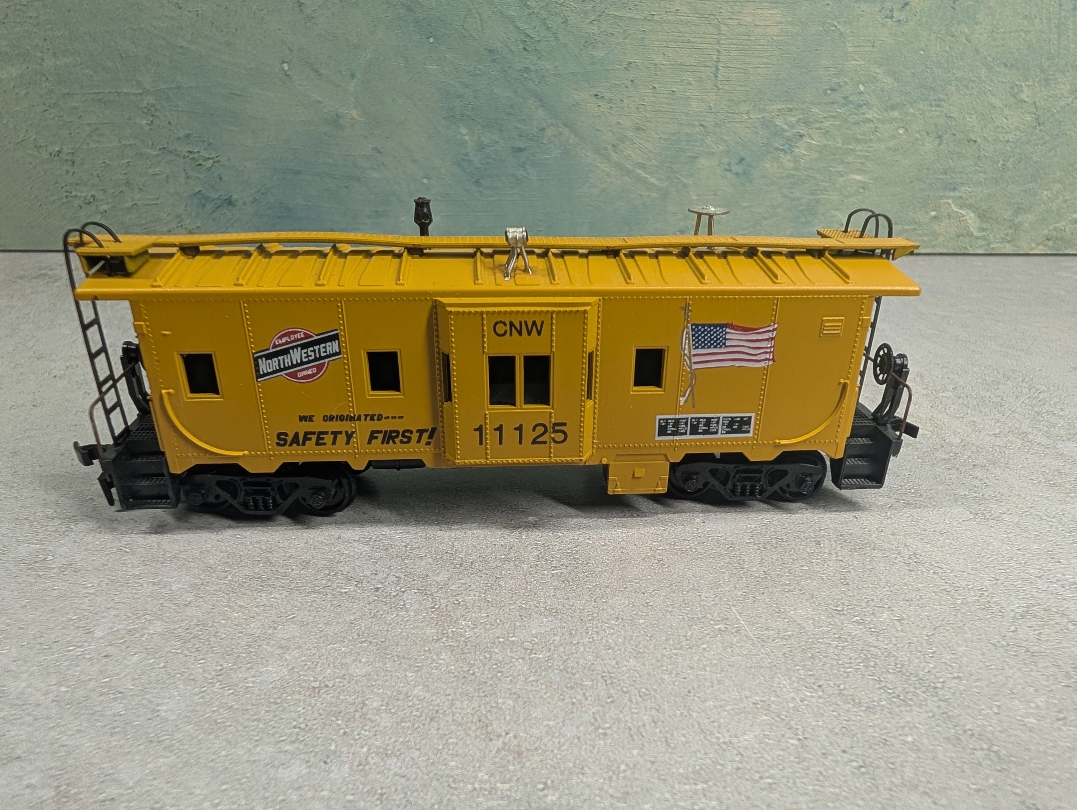 USED Athearn HO Scale Bay Window Caboose Chicago & North Western #11125