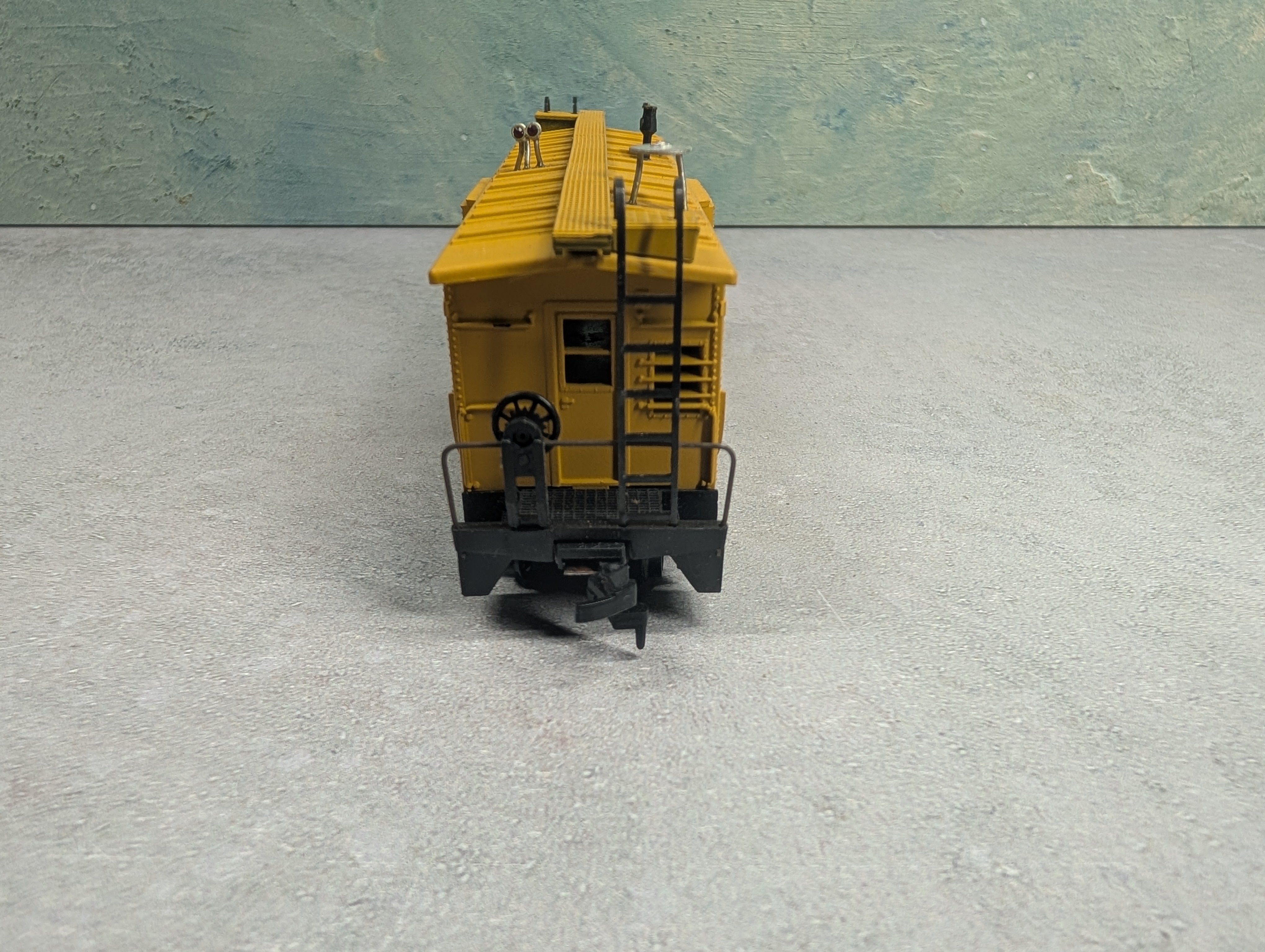 USED Athearn HO Scale Bay Window Caboose Chicago & North Western #11125