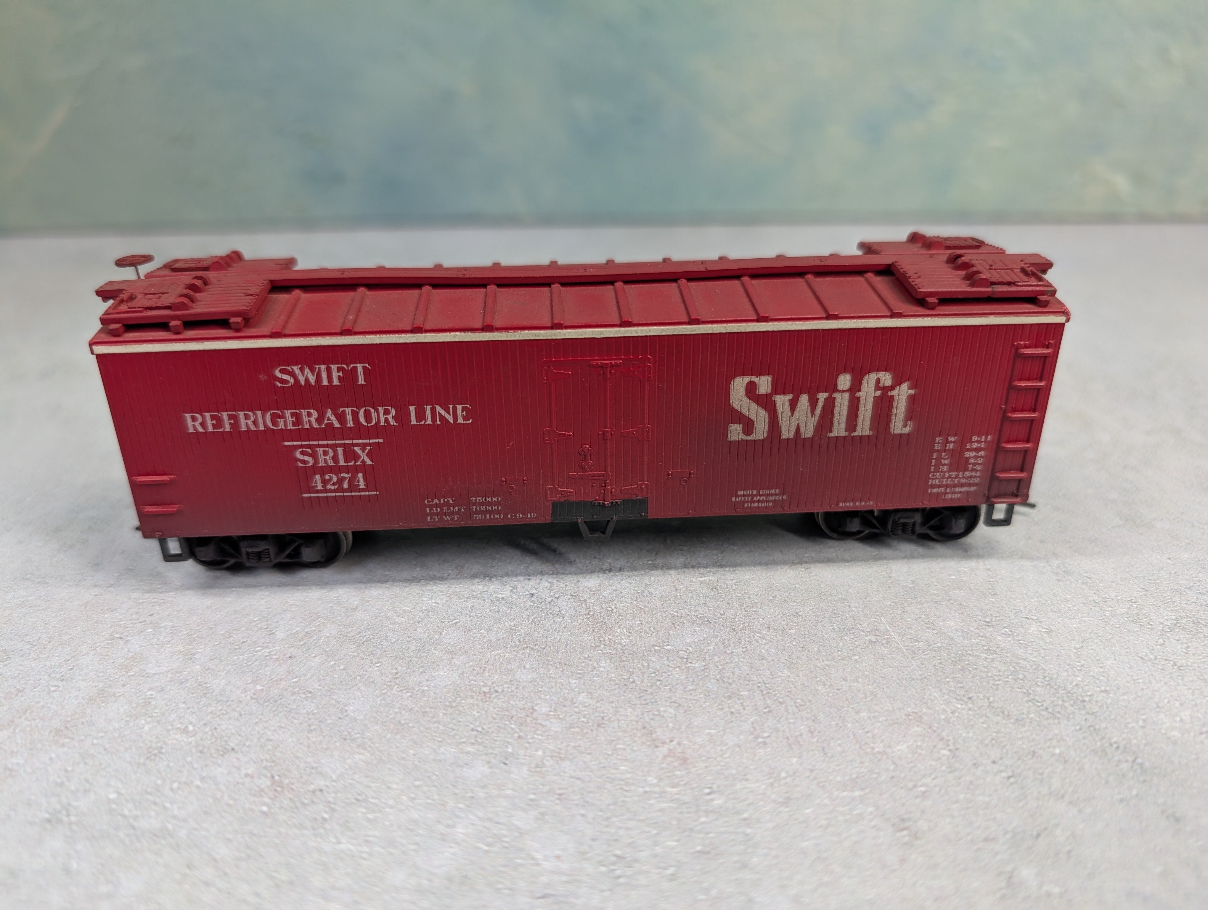 USED TRAIN MINIATURE HO Scale Wooden Reefer Swift SRLX #4274 Weathered