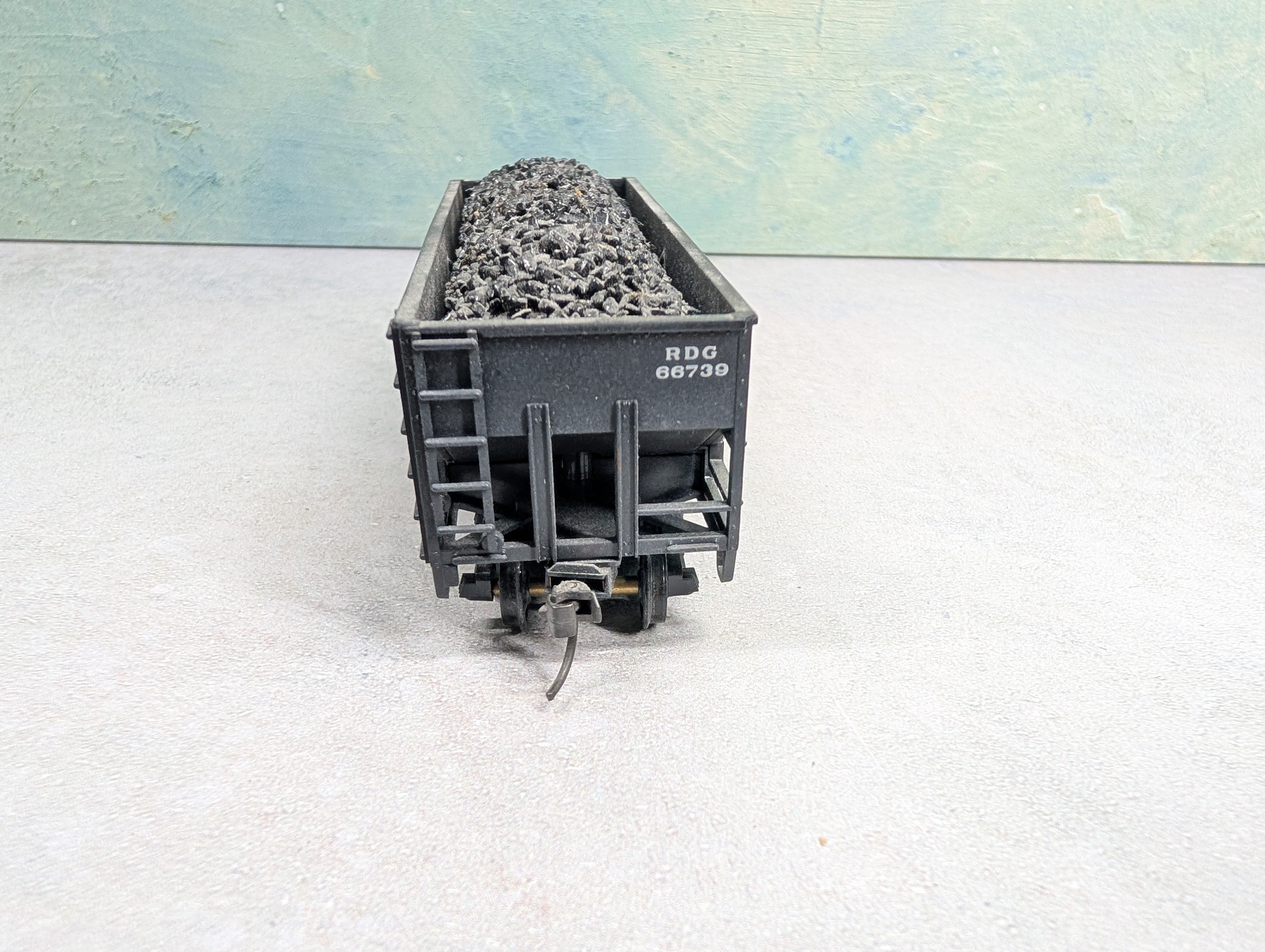 USED Stewart Hobbies HO Scale 2 Bay Open Hopper Reading RDG #66739 w/ Coal Load Weathered