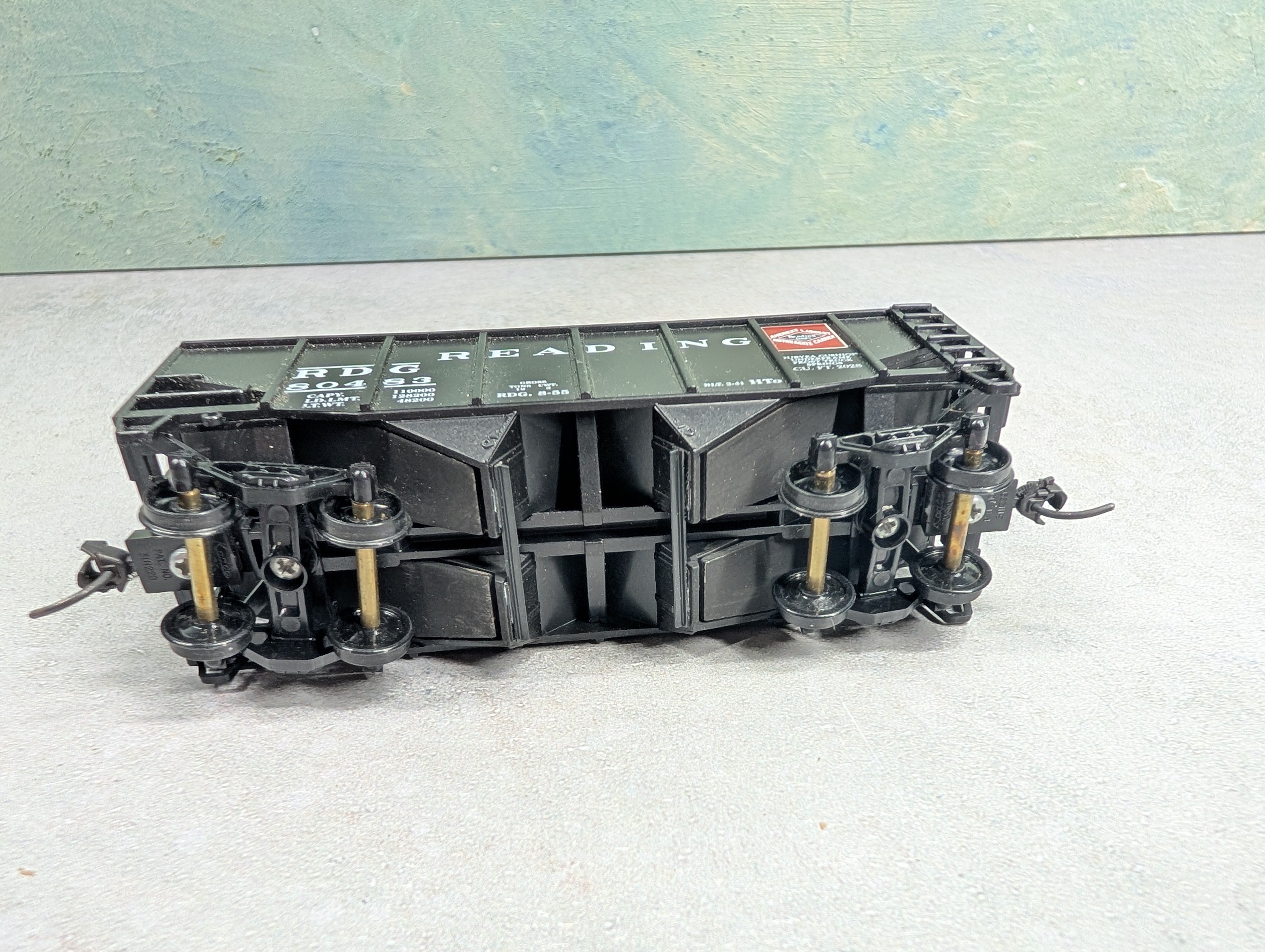 USED Stewart Hobbies HO Scale 2 Bay Open Hopper Reading RDG #80483 w/ Coal Load