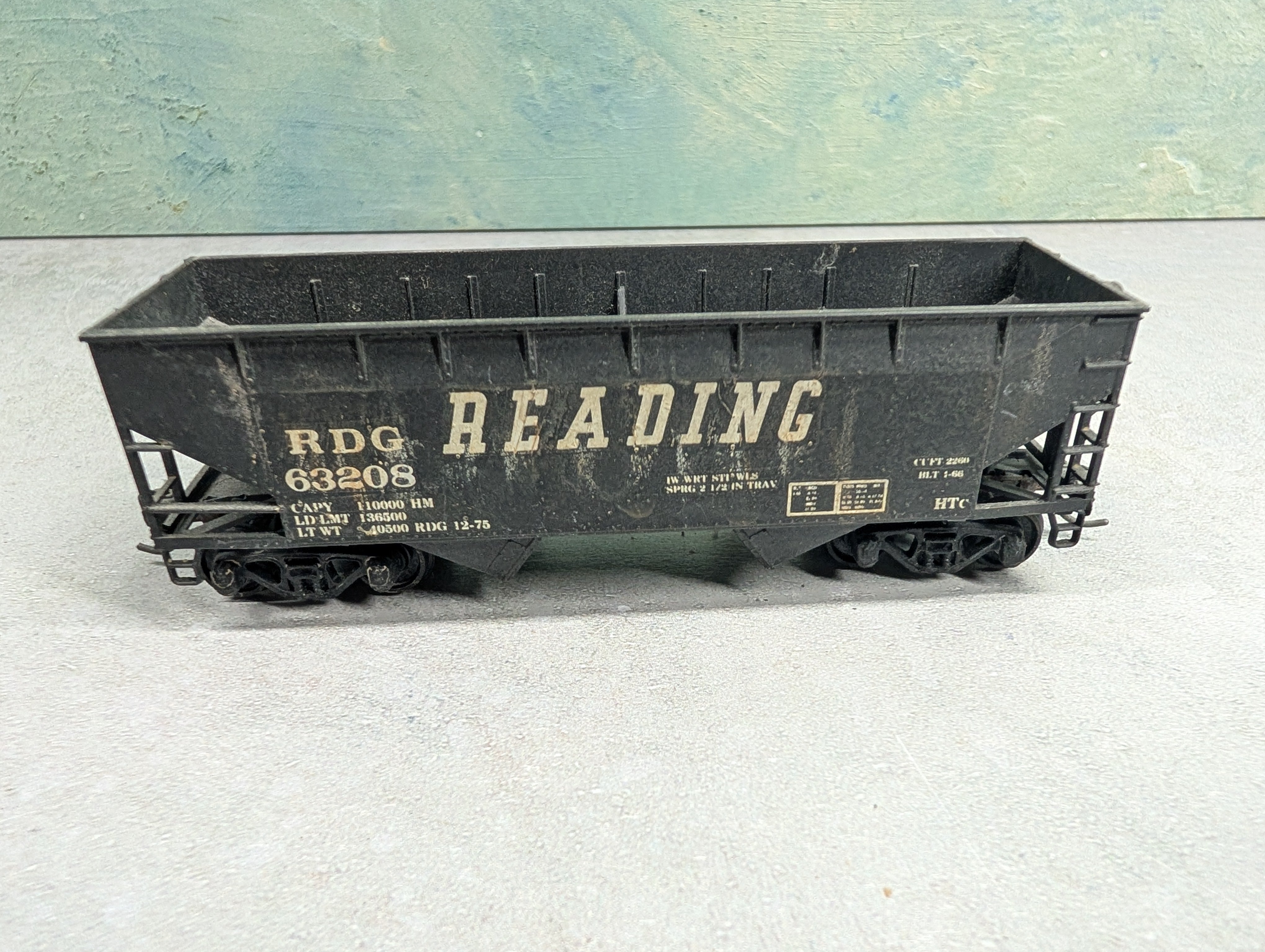 USED Athearn HO Scale 2 Bay Open Hopper Reading RDG #63208